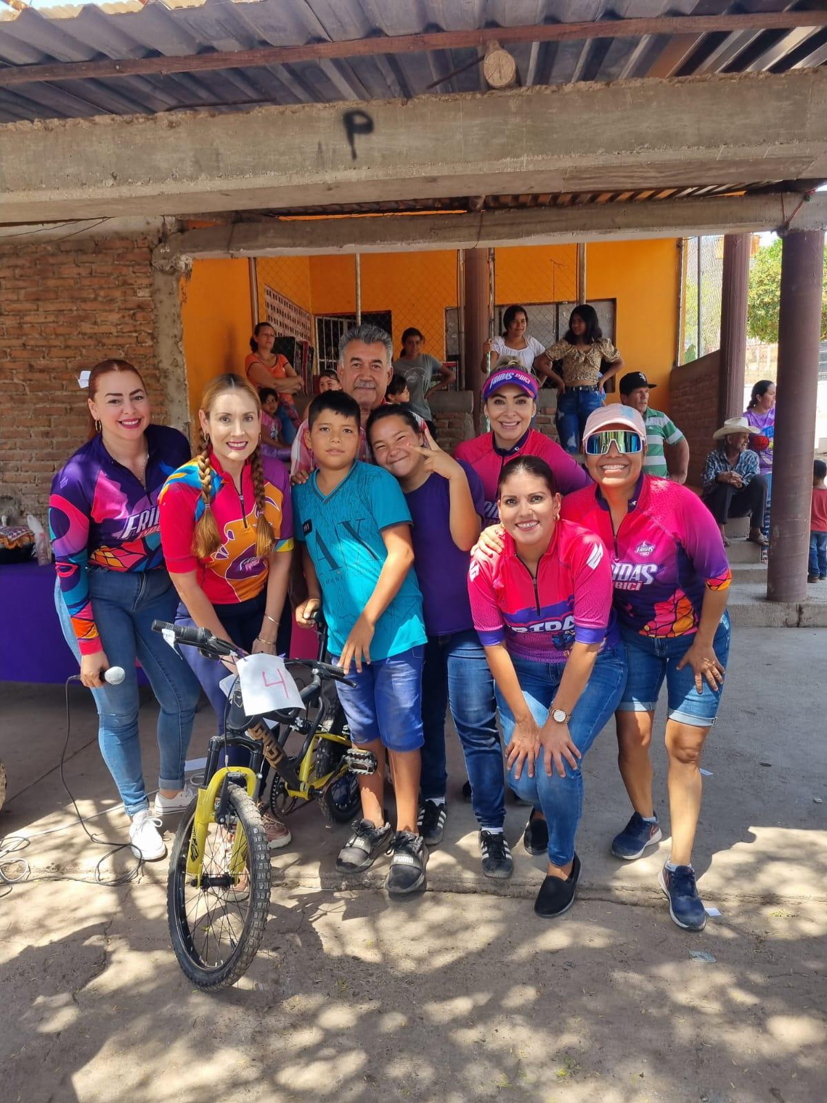 $!Fridas en Bici Sinaloa hace felices a las niñas y niños de El Armadillo, en Mazatlán