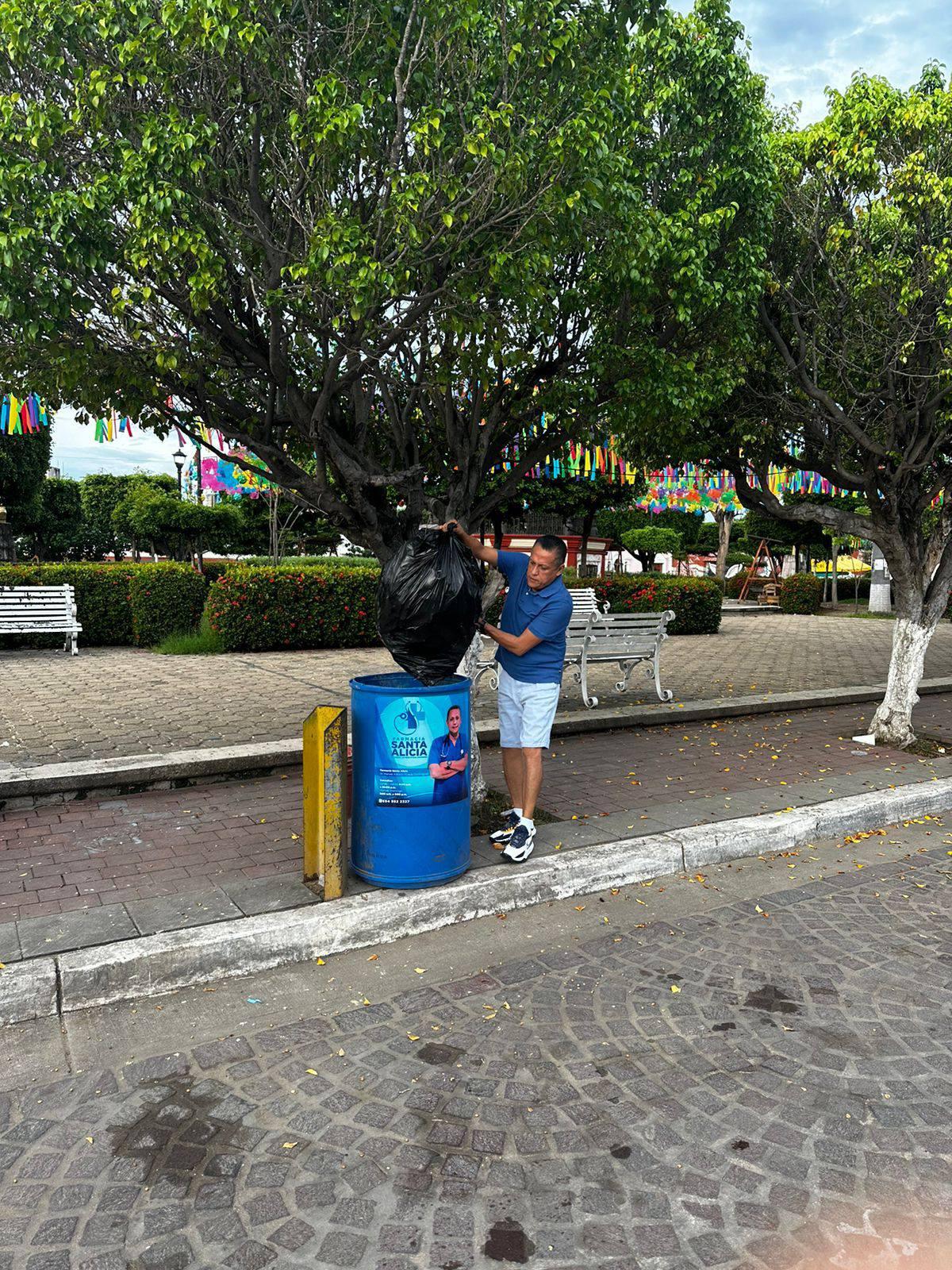 $!Ex Alcalde Manuel Pineda dona tambos de basura en El Rosario; su imagen aparece en los contenedores