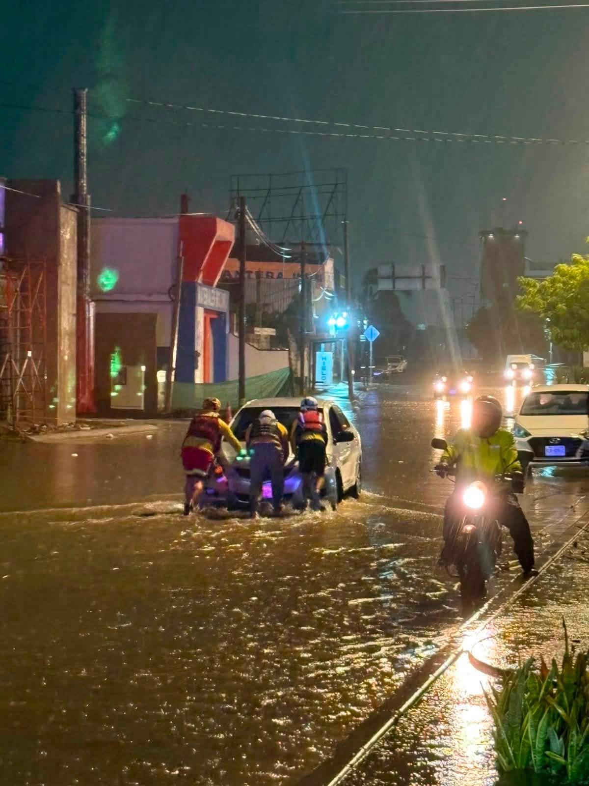 $!Rescatan y auxilian a familias tras fuertes lluvias en Mazatlán