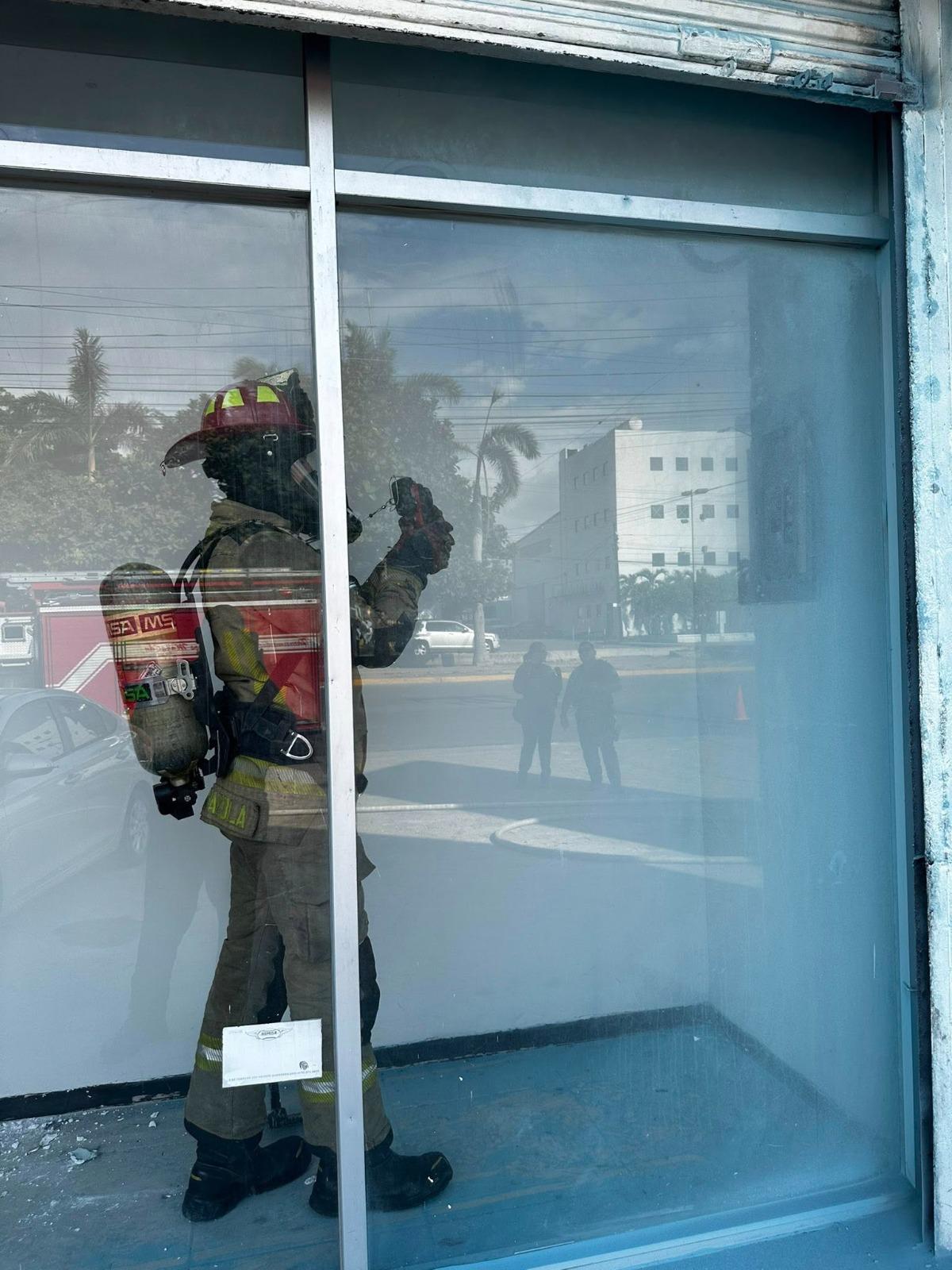 $!Colaboradoras sofocan incendio en negocio de la avenida Ejército Mexicano, en Mazatlán