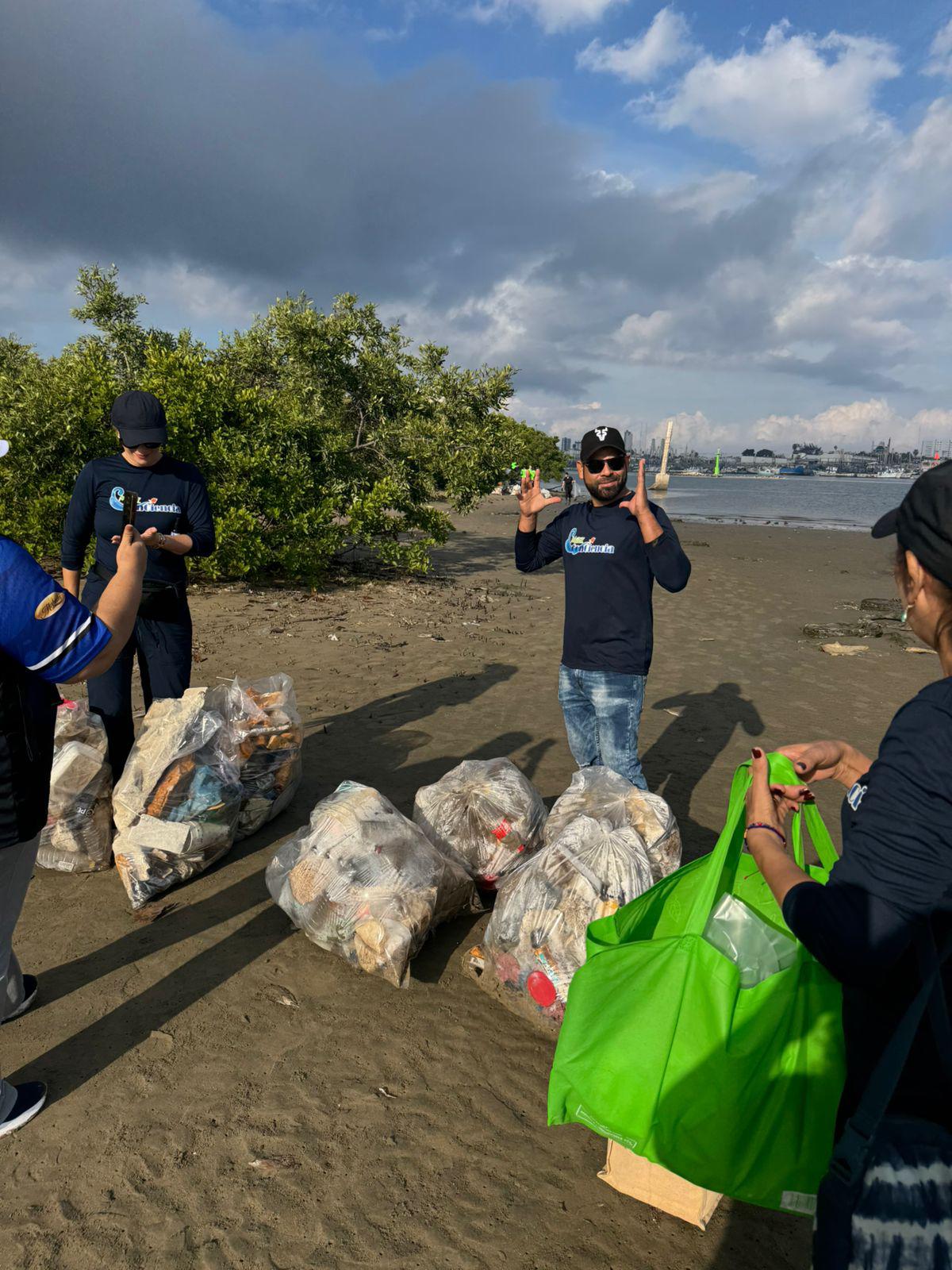 $!MazConCiencia reúne 100 voluntarios y retira 4 toneladas de basura de manglar de Isla de la Piedra