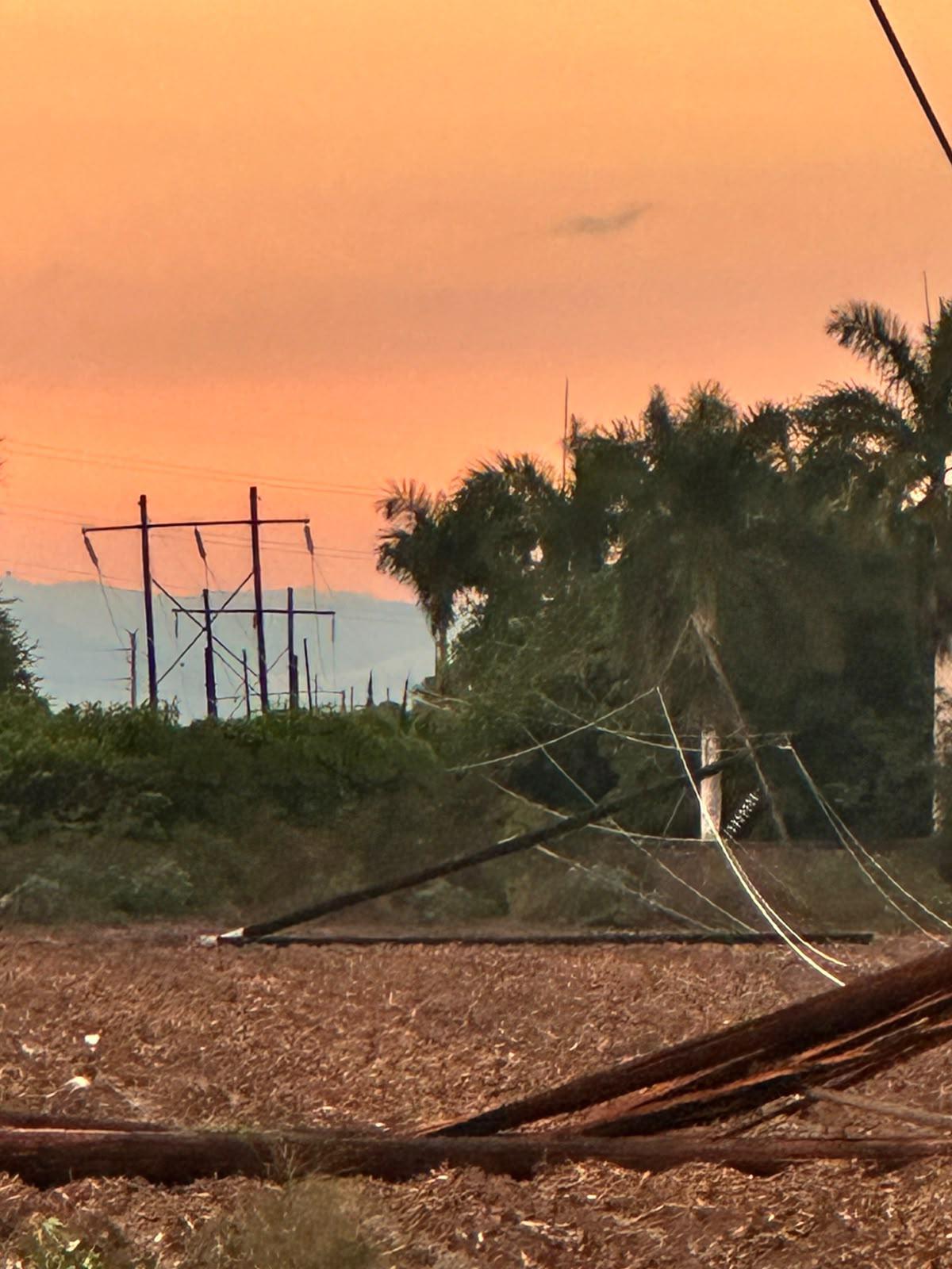 $!Lluvias dañan línea de transmisión; CFE restablece 25% del servicio eléctrico en Navolato