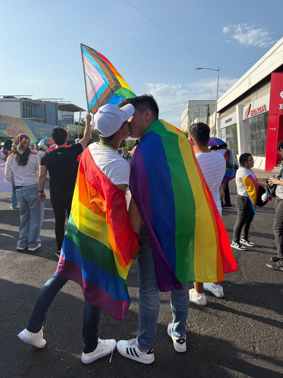 $!Lanzan llamado a la paz y a la inclusión en Marcha de la Diversidad Sexual en Culiacán