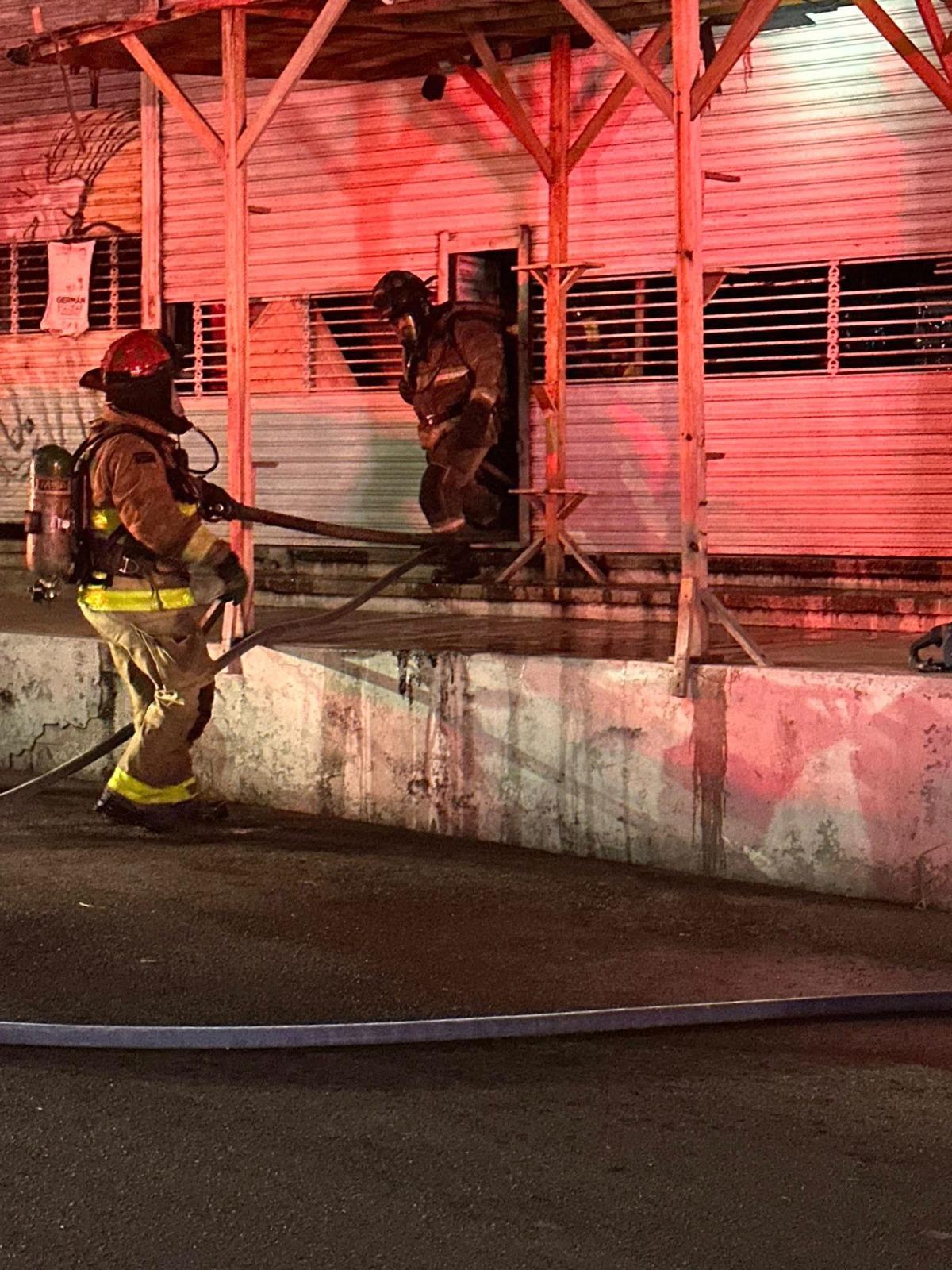 $!Se incendia local en el Mercado de las Flores, en el Centro de Mazatlán