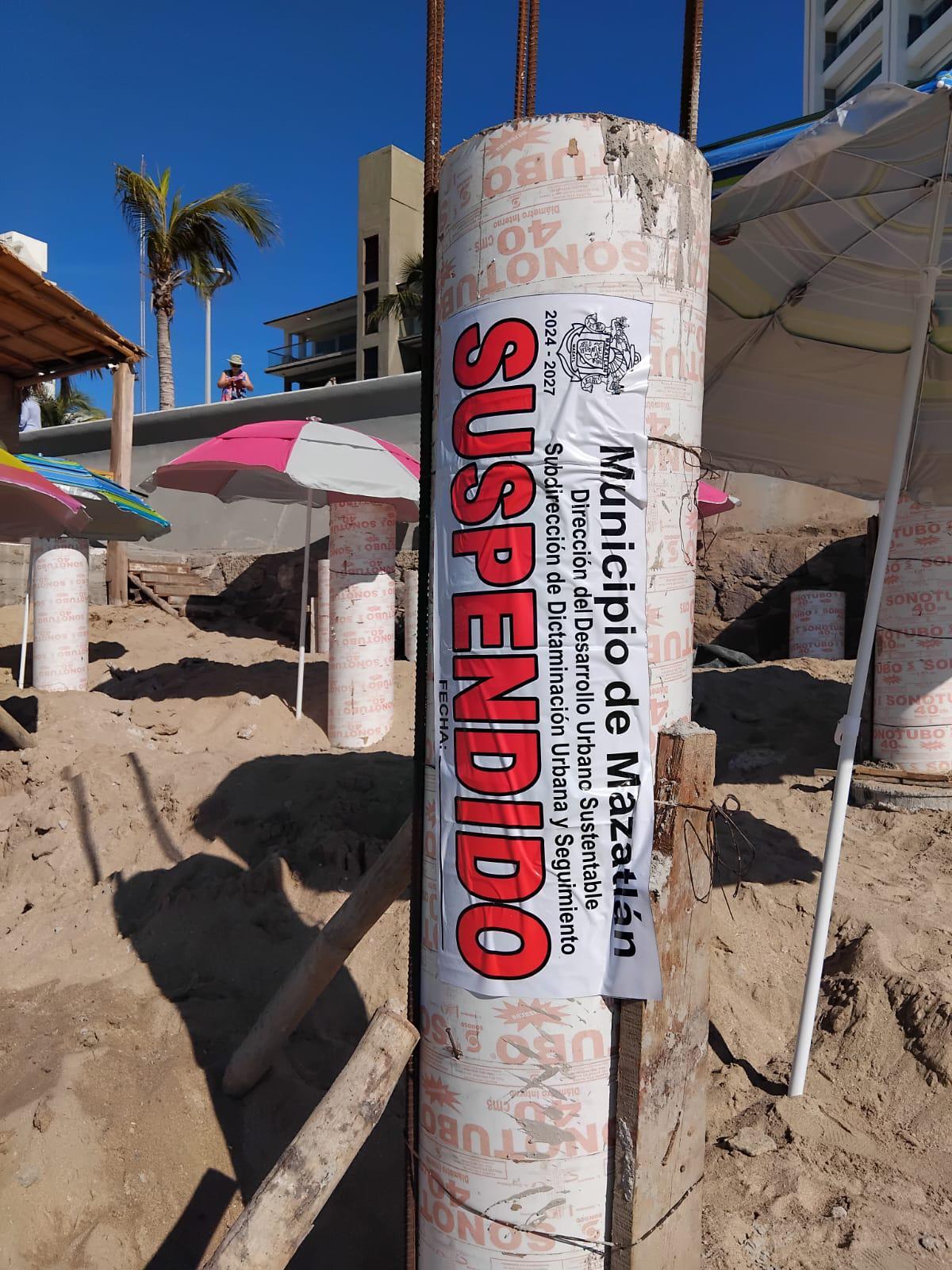 $!Suspenden obra que se realizaba en plena playa de Mazatlán