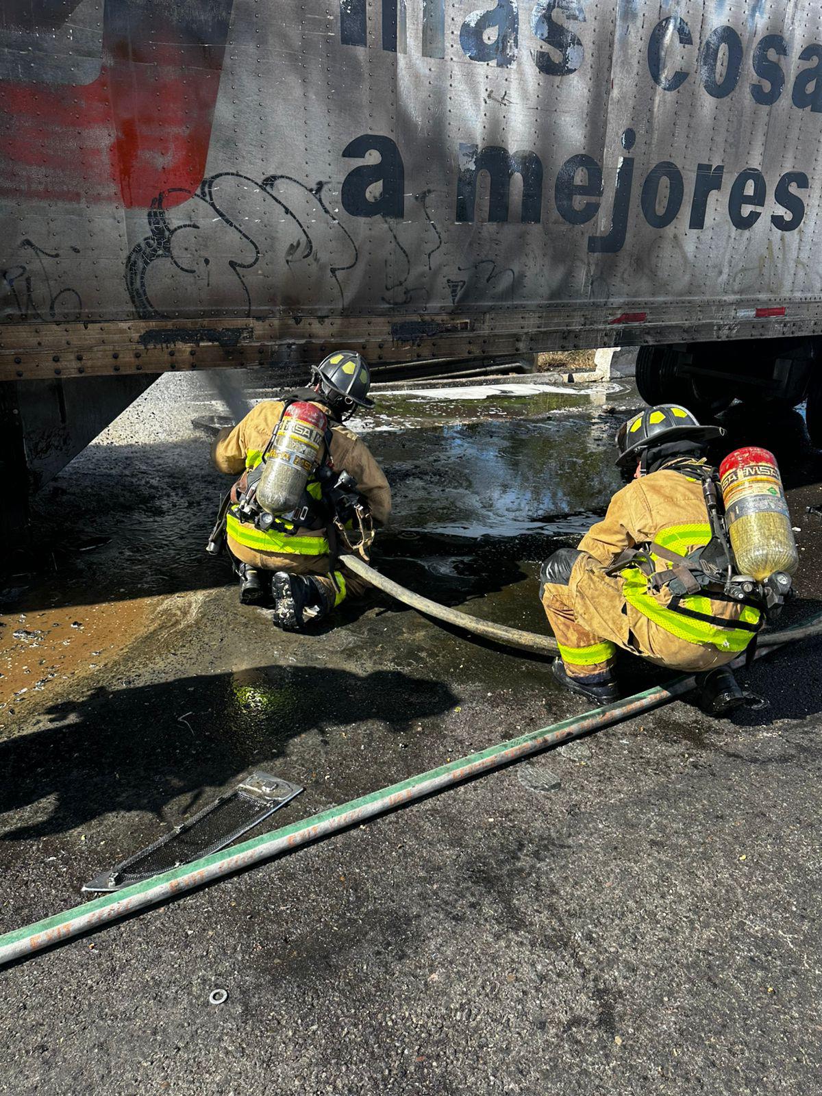 $!Chofer de tráiler muere carbonizado al chocar en la autopista Mazatlán-Culiacán