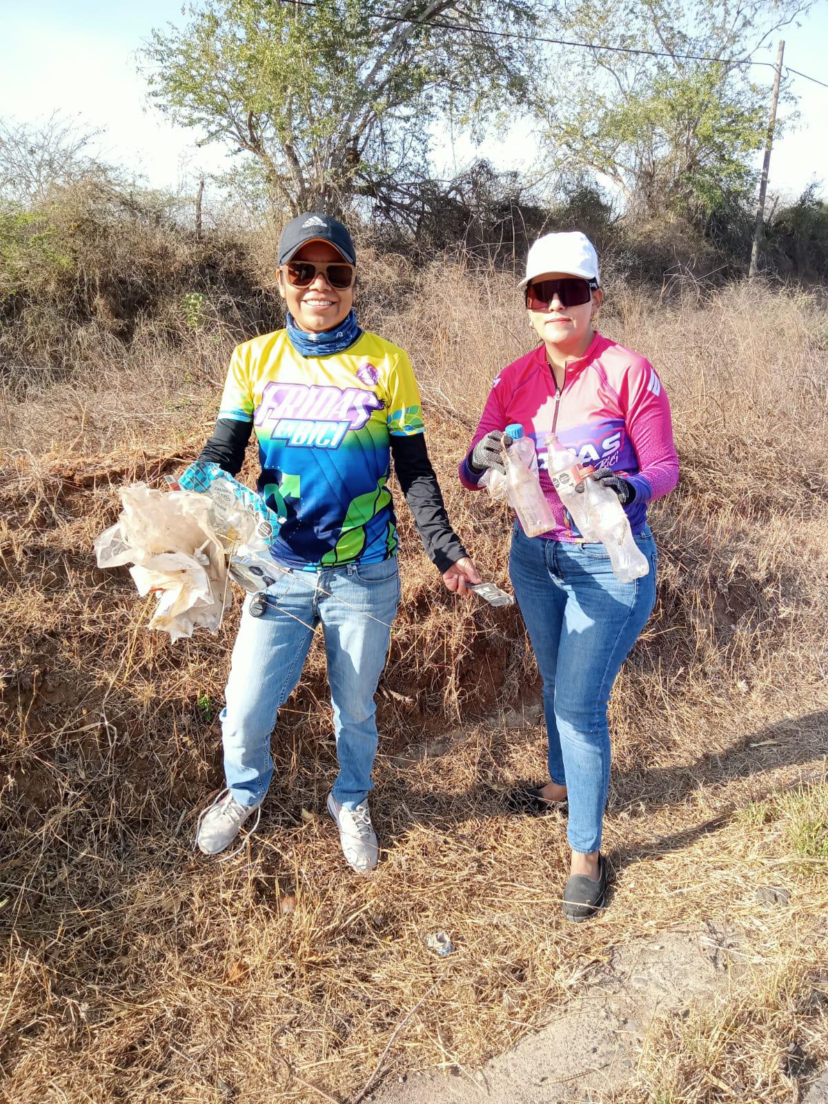 $!Fridas en Bici Sinaloa limpian carretera entre El Habal y Puerta de Canoas, en Mazatlán