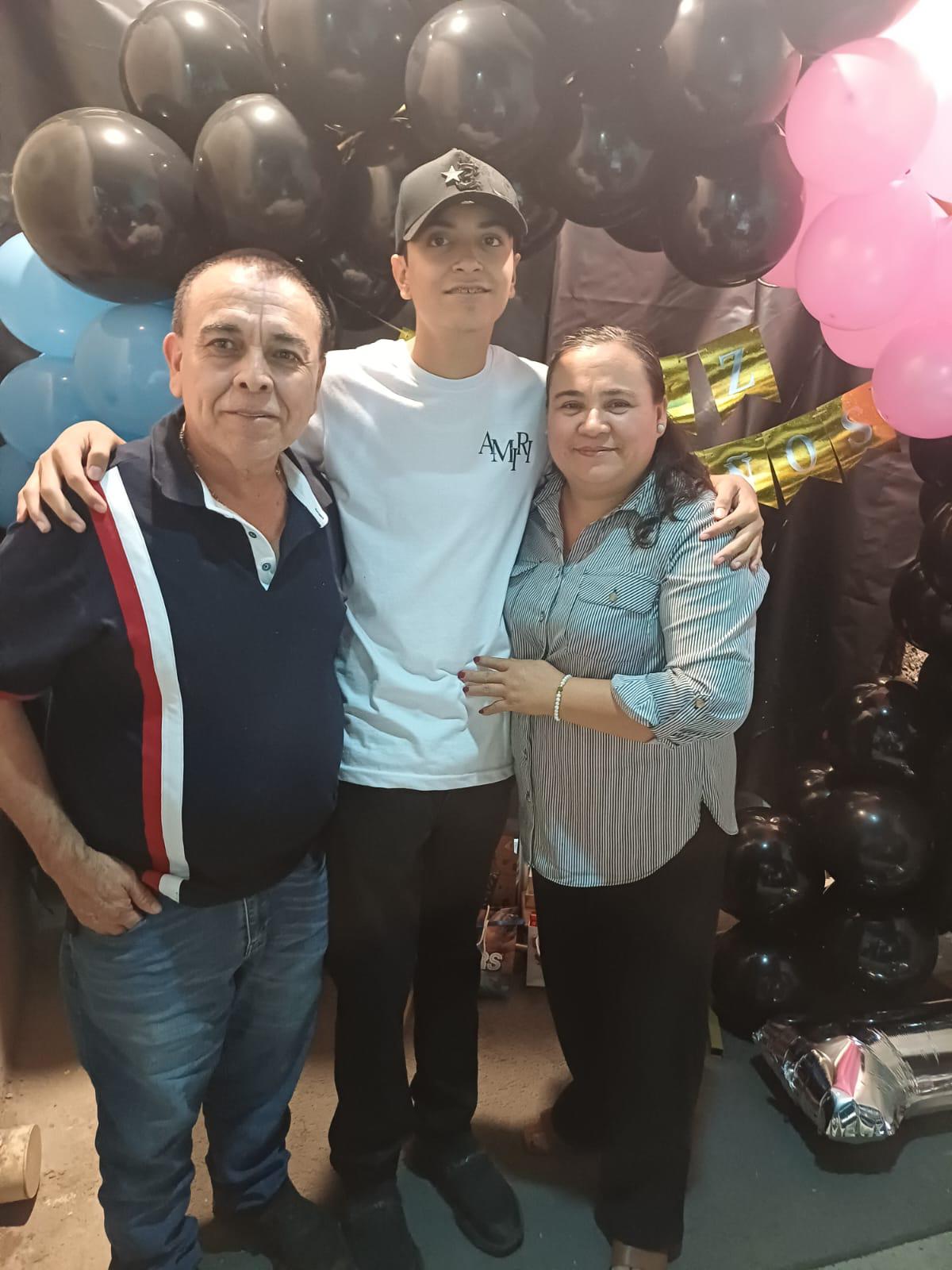 $!Biviano López y Noelia Aguilar López felicitaron al festejado.