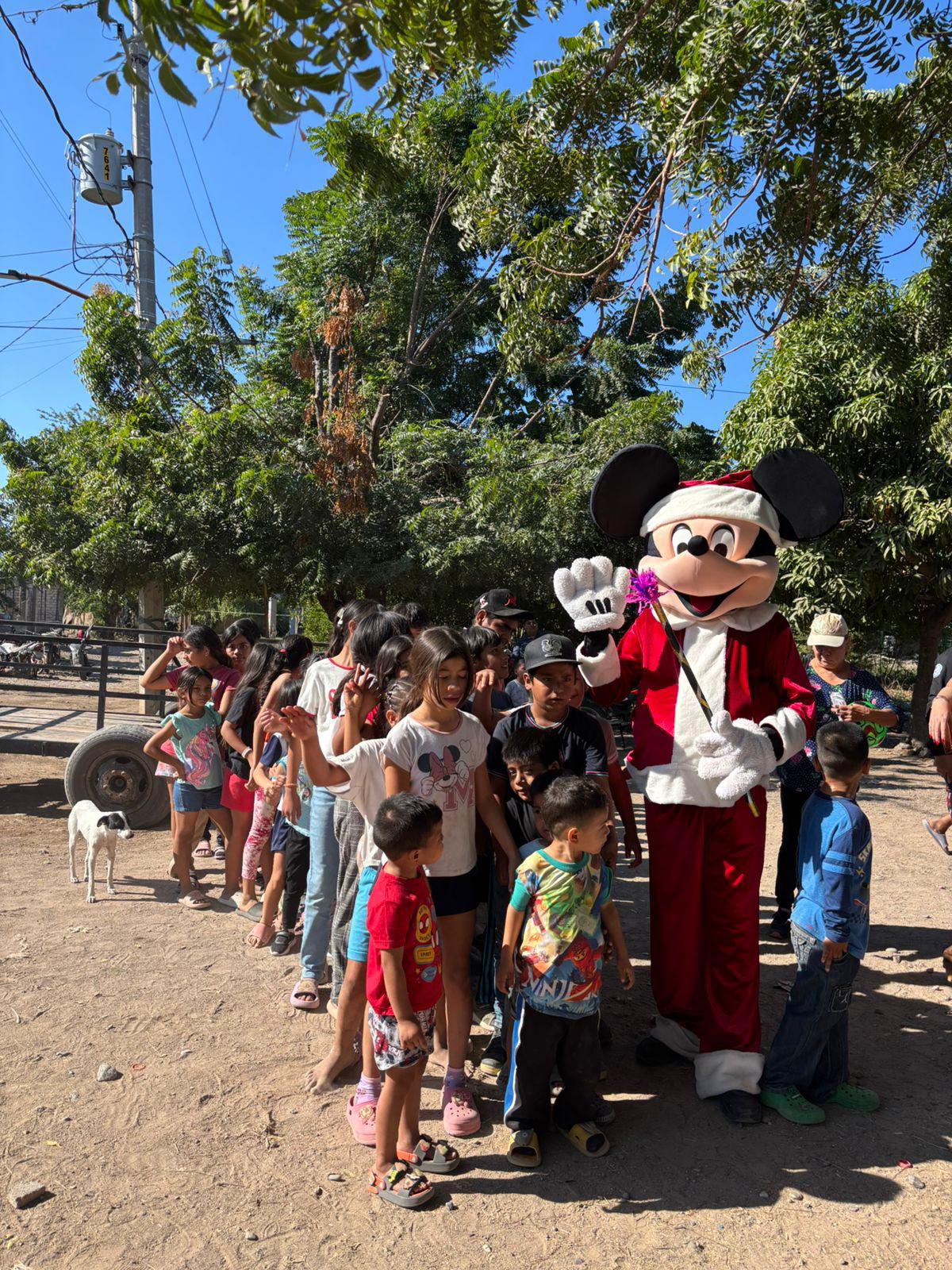 $!Alumnos de CESUR realizan entrega de juguetes a niños de colonia de El Rosario