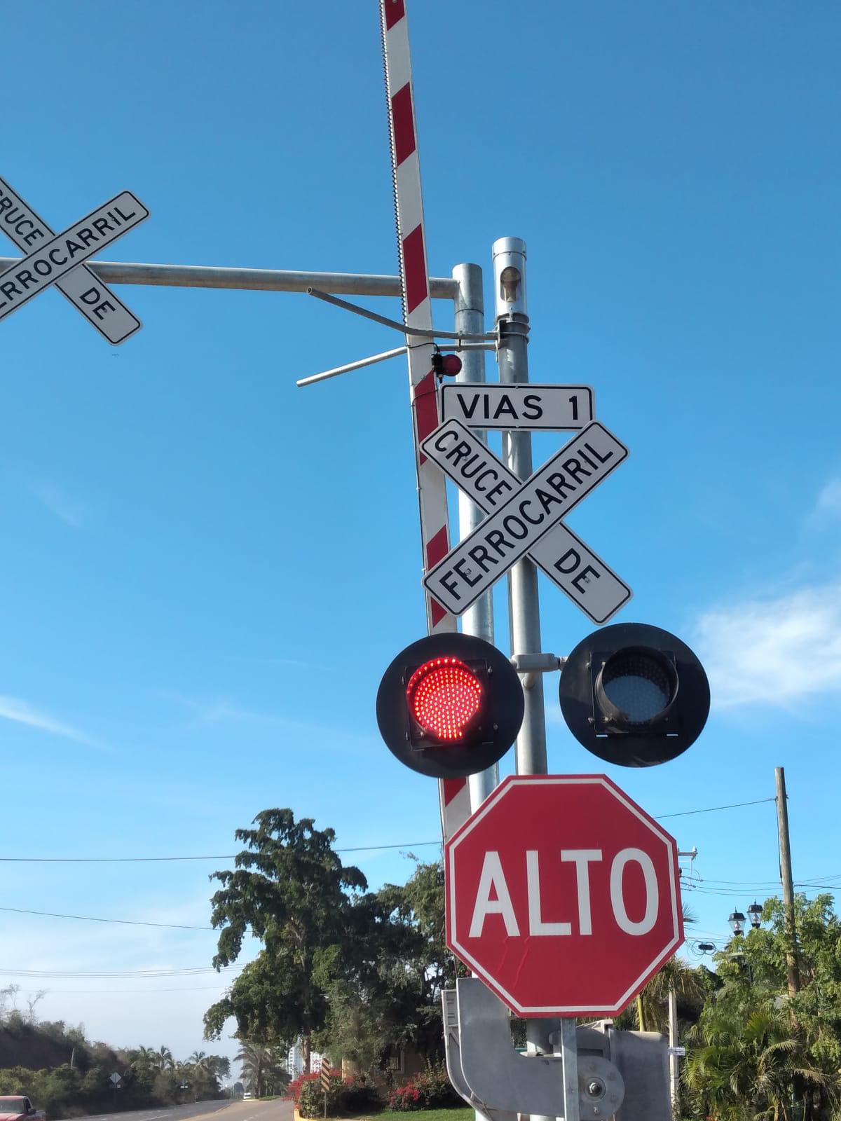 $!Instalan plumas metálicas en cruce ferroviario de Cerritos, en Mazatlán, y a los días una queda infuncional por un golpe