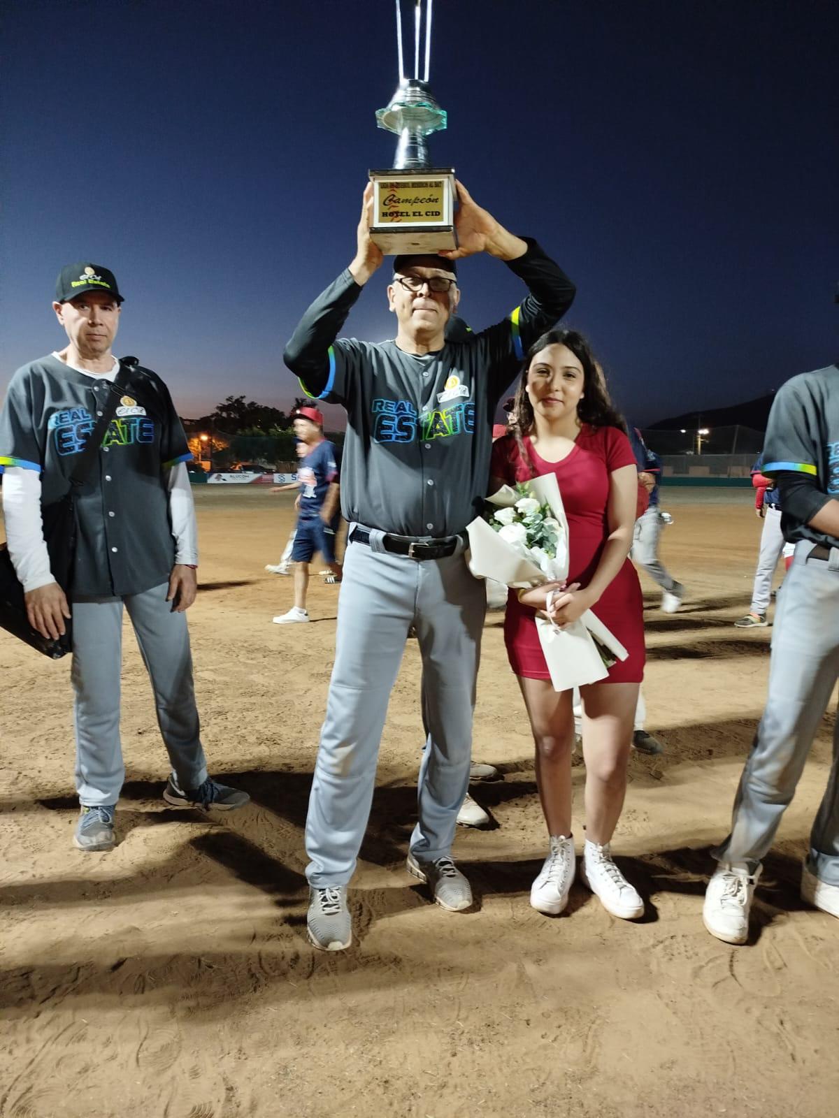 $!El Cid conquista el campeonato de playoffs de Liga de Meseros al Bat