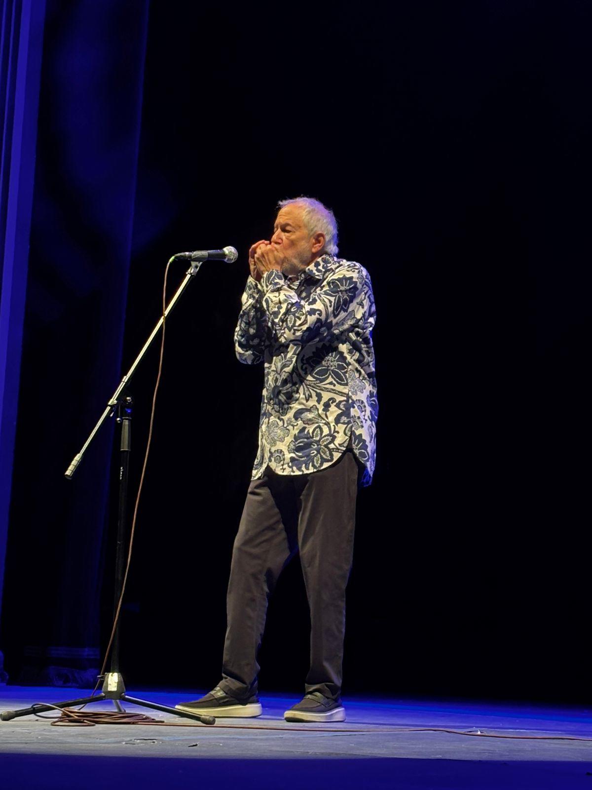 $!El artista deslumbró con su armónica a los presentes en el TAP.