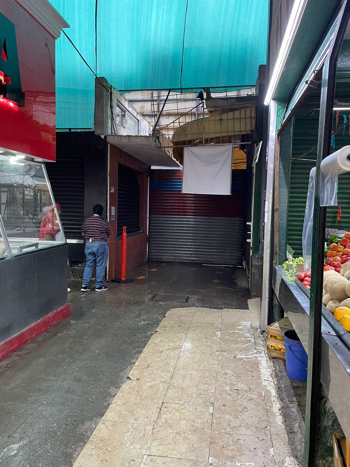 $!Cierran mercados de Mazatlán por ‘Nora’; es la primera vez que ocurre por un huracán, dice líder de locatarios