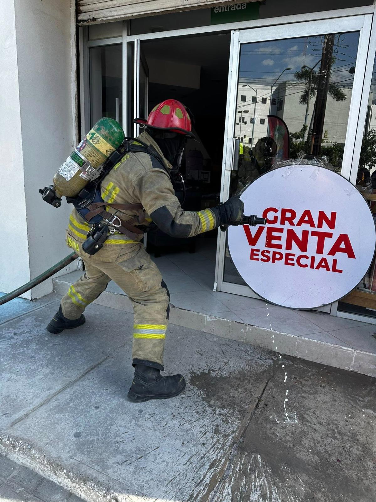 $!Colaboradoras sofocan incendio en negocio de la avenida Ejército Mexicano, en Mazatlán