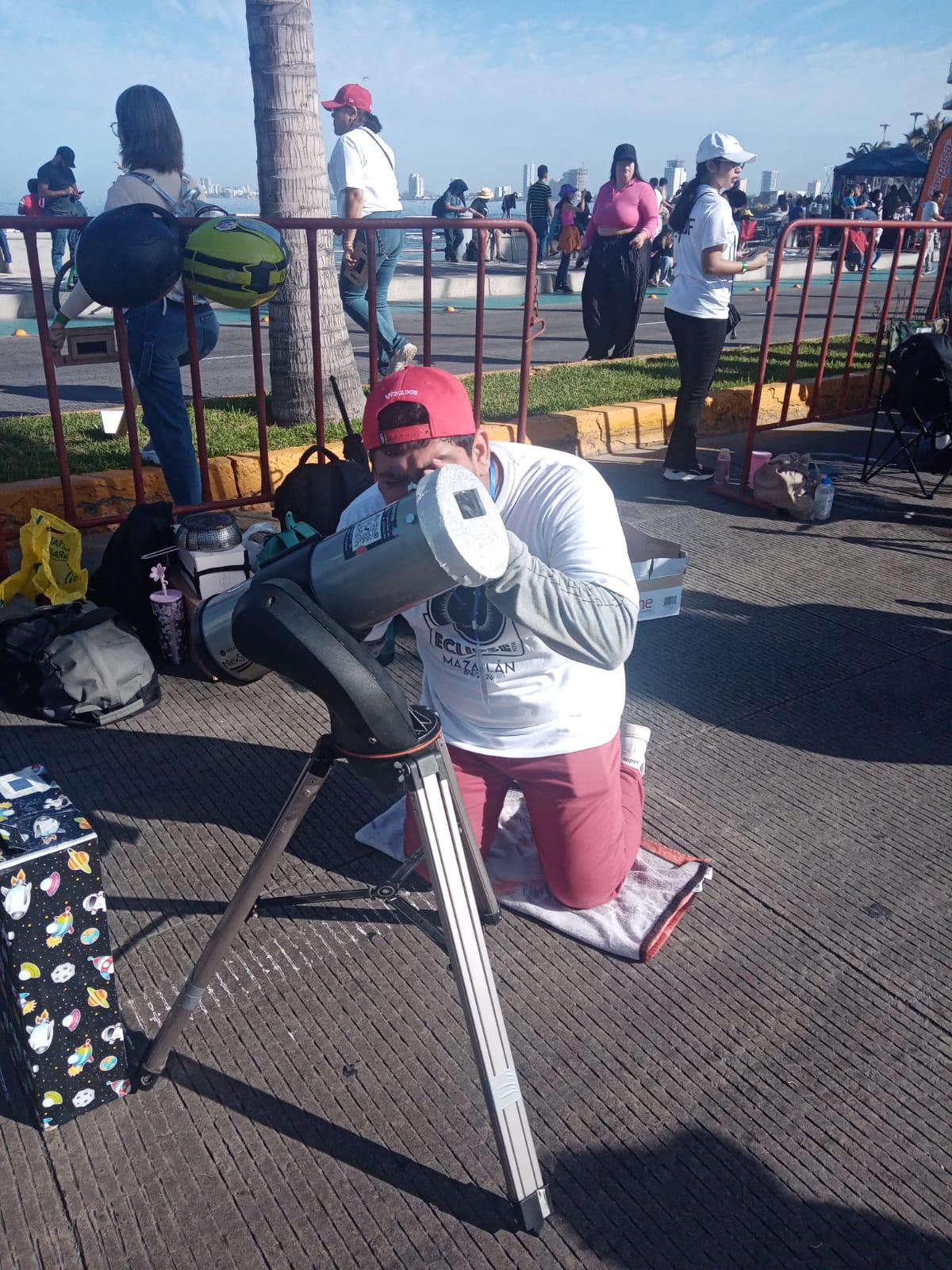 $!Locales y visitantes disfrutan del eclipse en el Parque Ciudades Hermanas, en Mazatlán