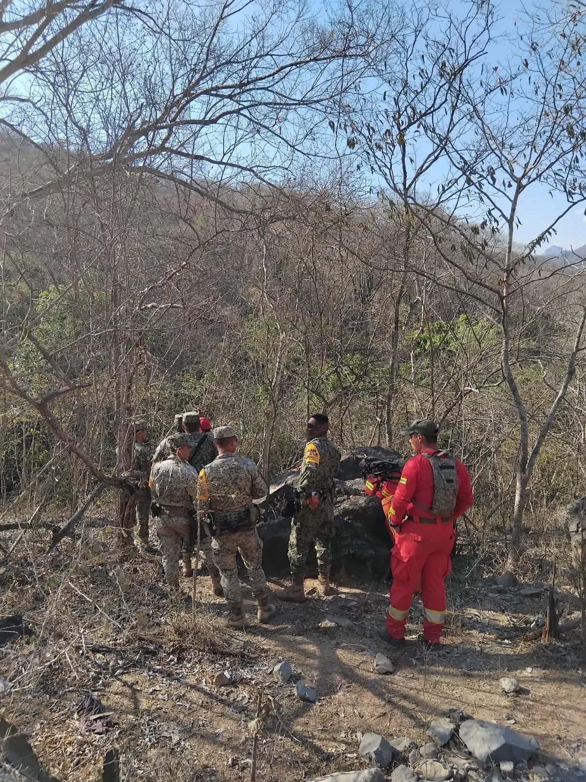 $!Con helicóptero de la Marina buscan a periodista extraviado cerca de mina de Rosario