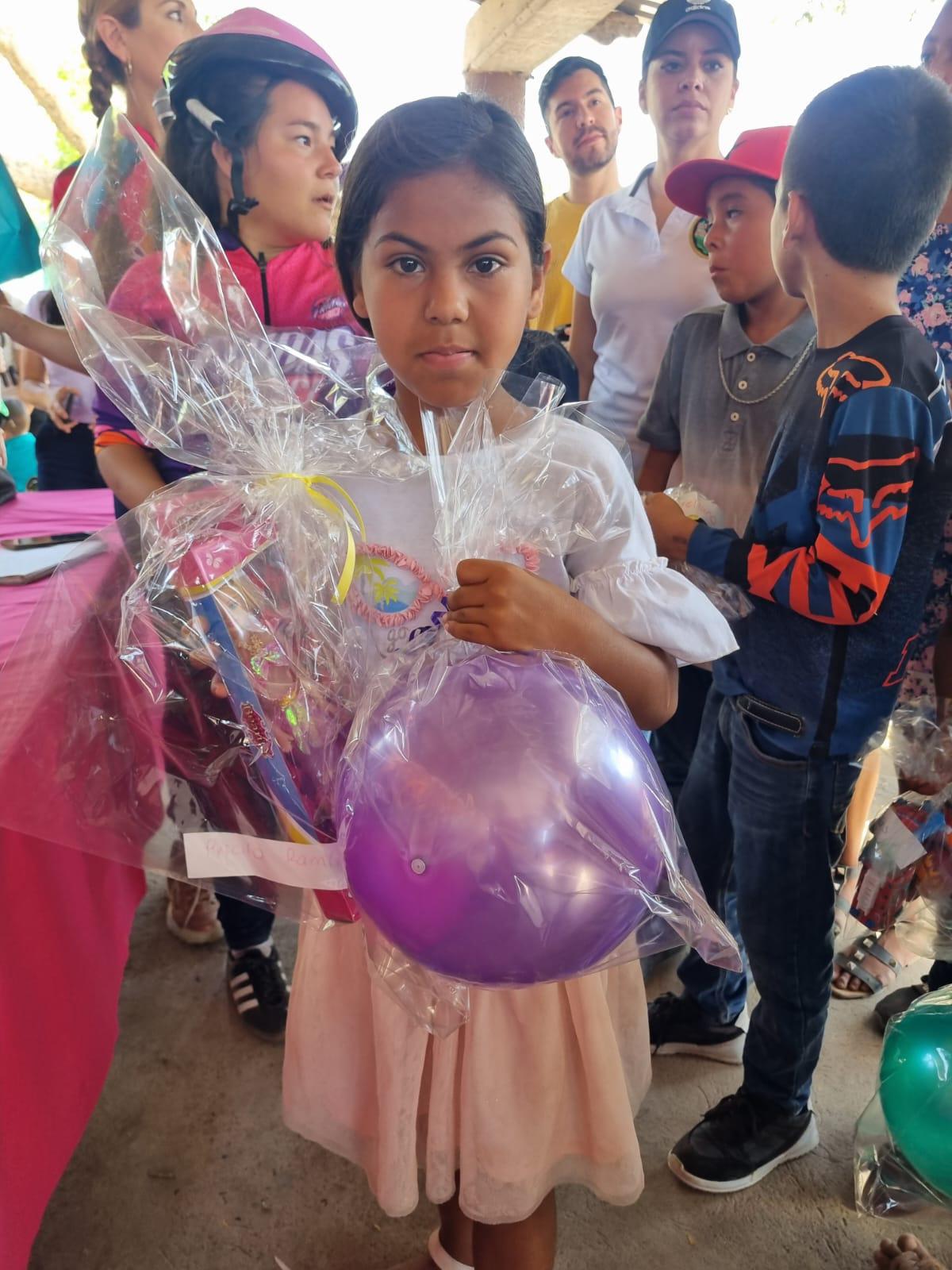 $!Fridas en Bici Sinaloa hace felices a las niñas y niños de El Armadillo, en Mazatlán