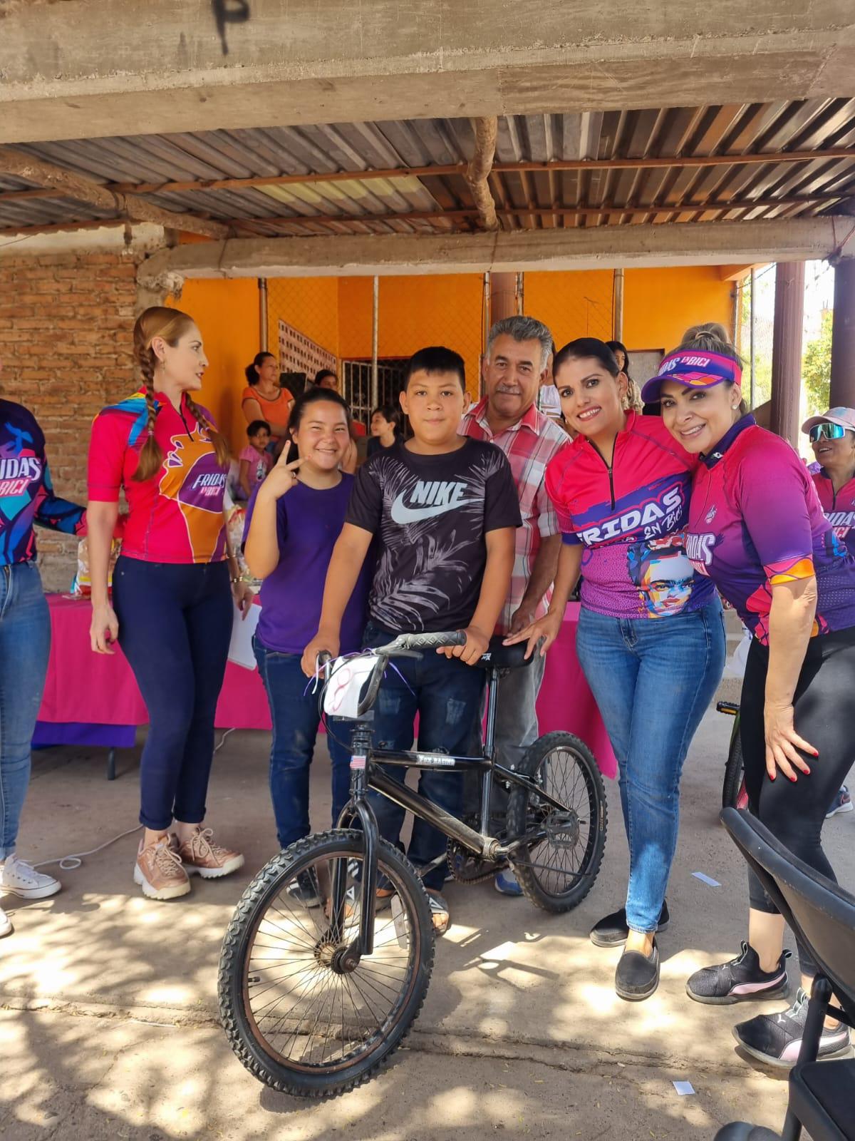 $!Fridas en Bici Sinaloa hace felices a las niñas y niños de El Armadillo, en Mazatlán