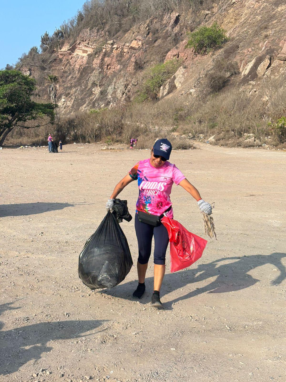 $!Se unen Fridas en Bici y alumnos del CBTis 51 a la Gran Jornada de Limpieza de Playas 2025