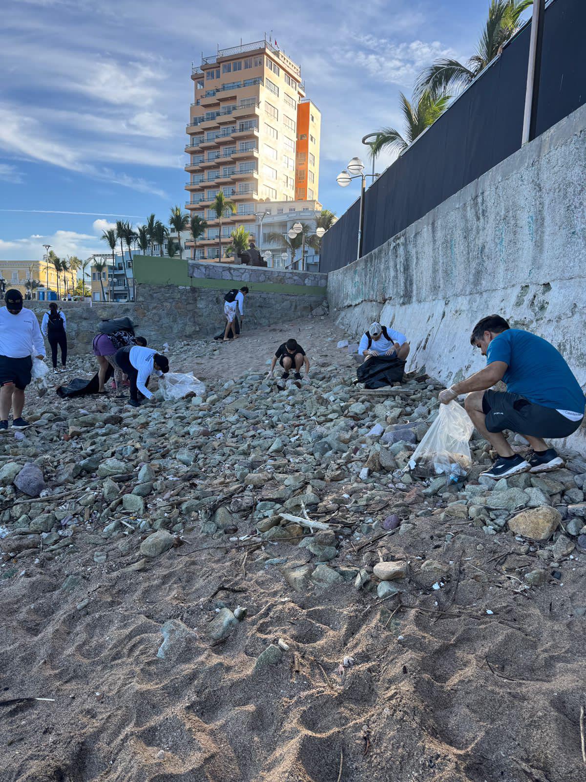 $!MazConciencia alerta sobre el impacto oculto del Combate Naval: basura y tóxicos en el mar de Mazatlán