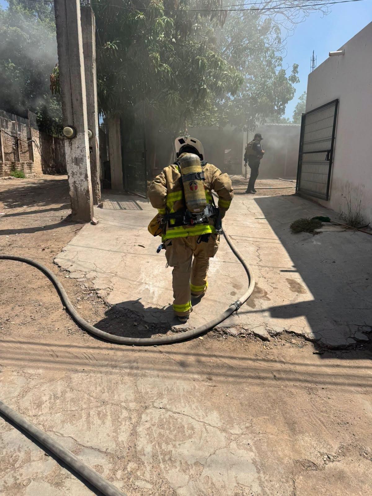 $!Sofocan incendio en casa, evacúan a sus habitantes y rescatan a cinco perritos, en Guasave