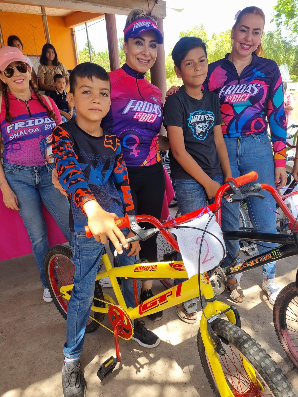 $!Fridas en Bici Sinaloa hace felices a las niñas y niños de El Armadillo, en Mazatlán