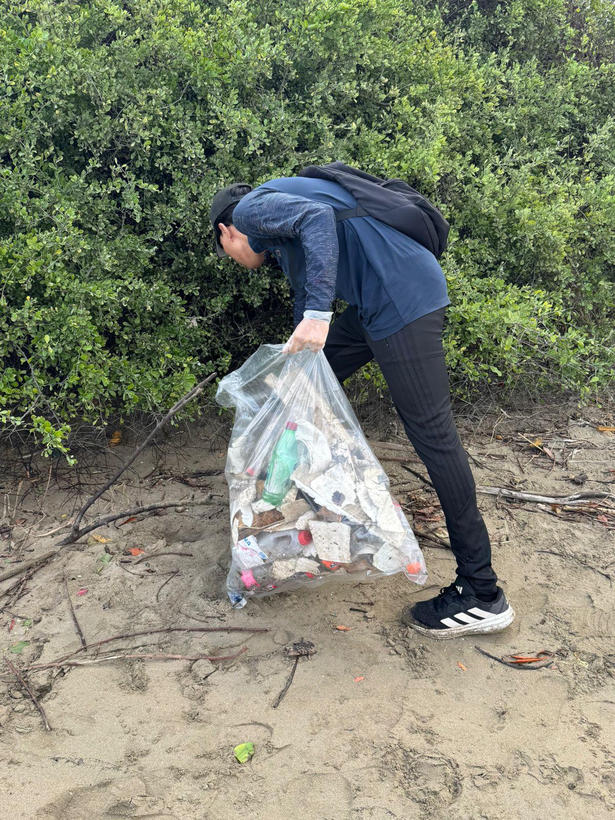 $!MazConCiencia reúne 100 voluntarios y retira 4 toneladas de basura de manglar de Isla de la Piedra