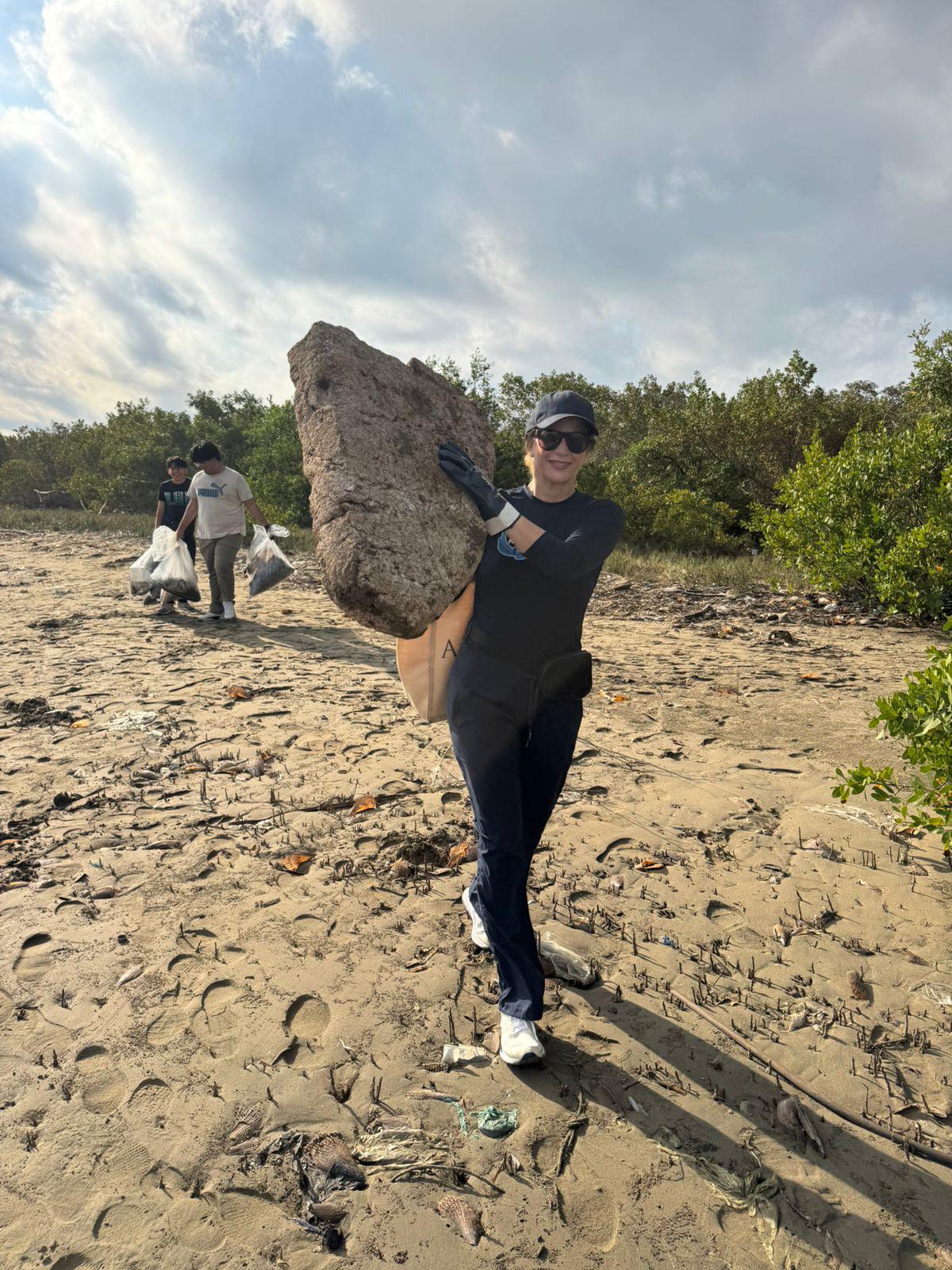 $!MazConCiencia reúne 100 voluntarios y retira 4 toneladas de basura de manglar de Isla de la Piedra