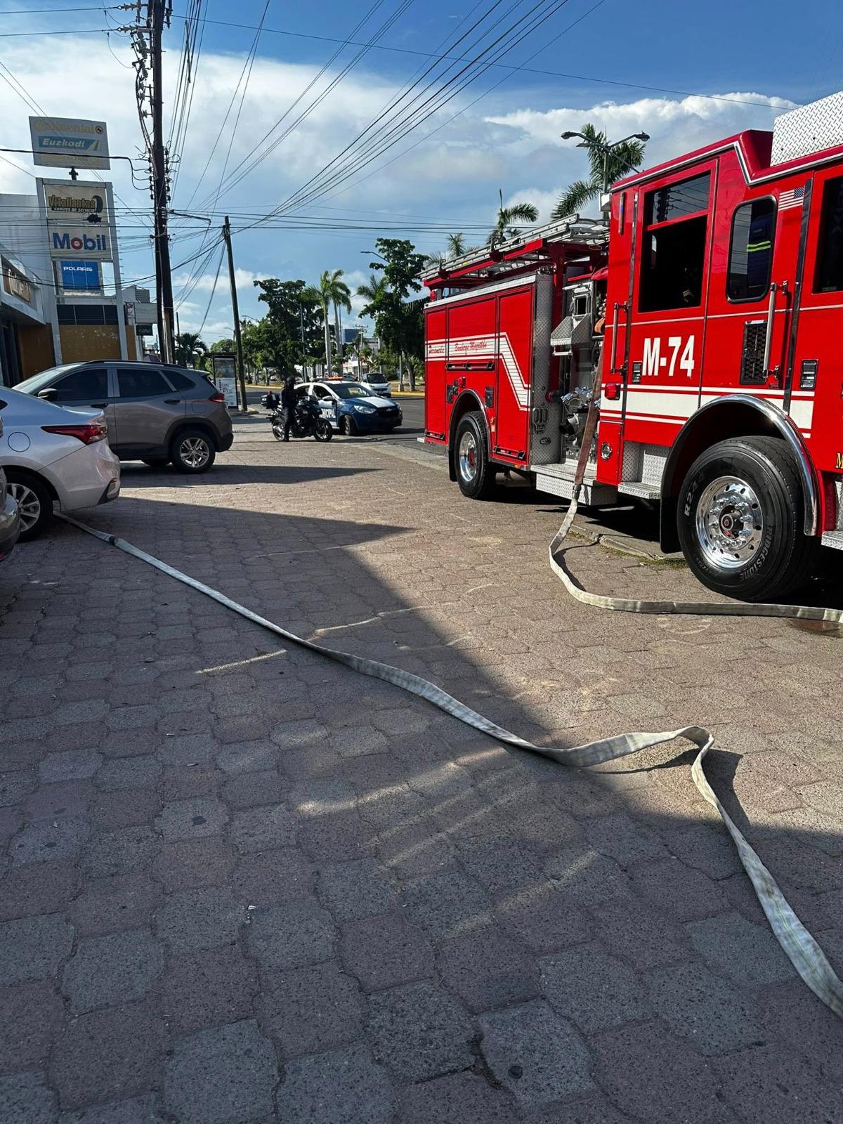 $!Colaboradoras sofocan incendio en negocio de la avenida Ejército Mexicano, en Mazatlán