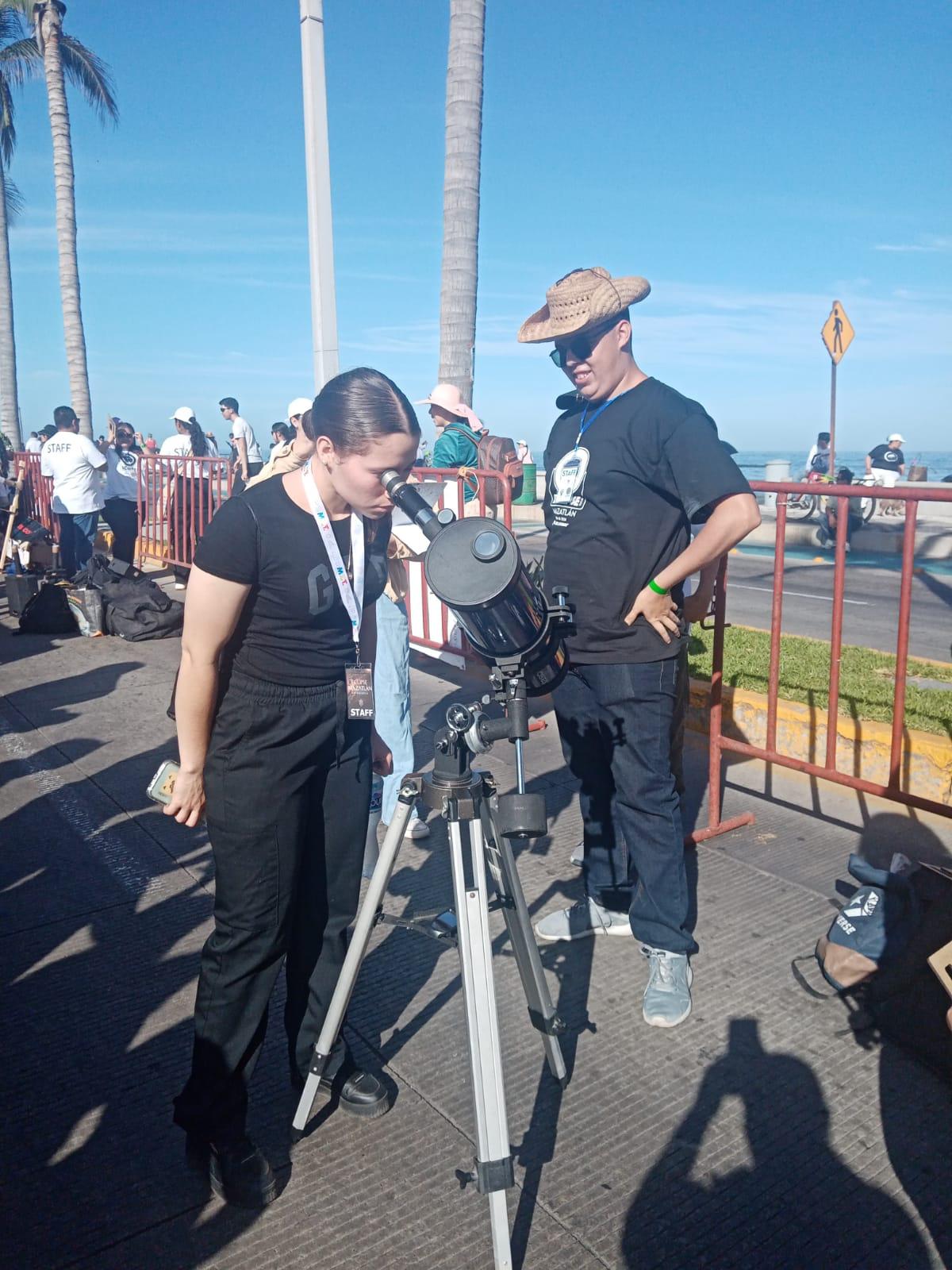 $!Locales y visitantes disfrutan del eclipse en el Parque Ciudades Hermanas, en Mazatlán