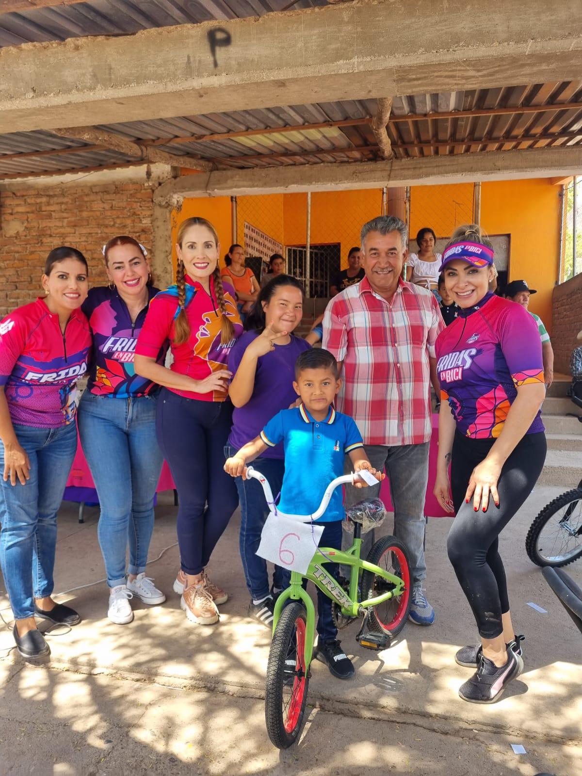 $!Fridas en Bici Sinaloa hace felices a las niñas y niños de El Armadillo, en Mazatlán