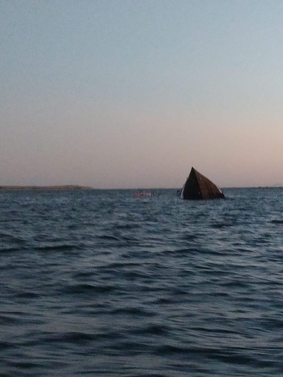 $!Chocan ferri y barco camaronero en Topolobampo