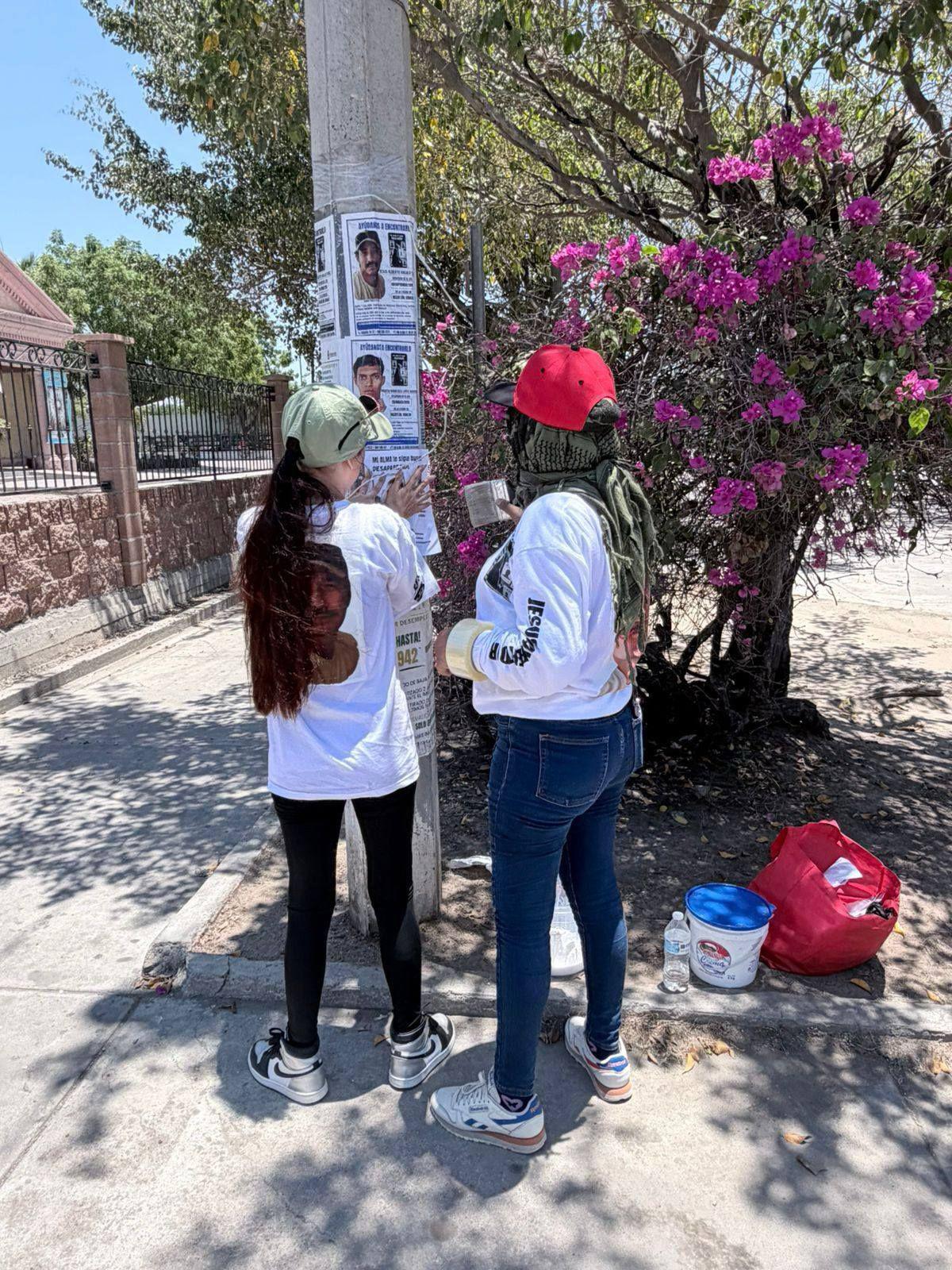 $!Madres buscadoras pegan en calles de Mazatlán fichas de búsqueda de sus desaparecidos