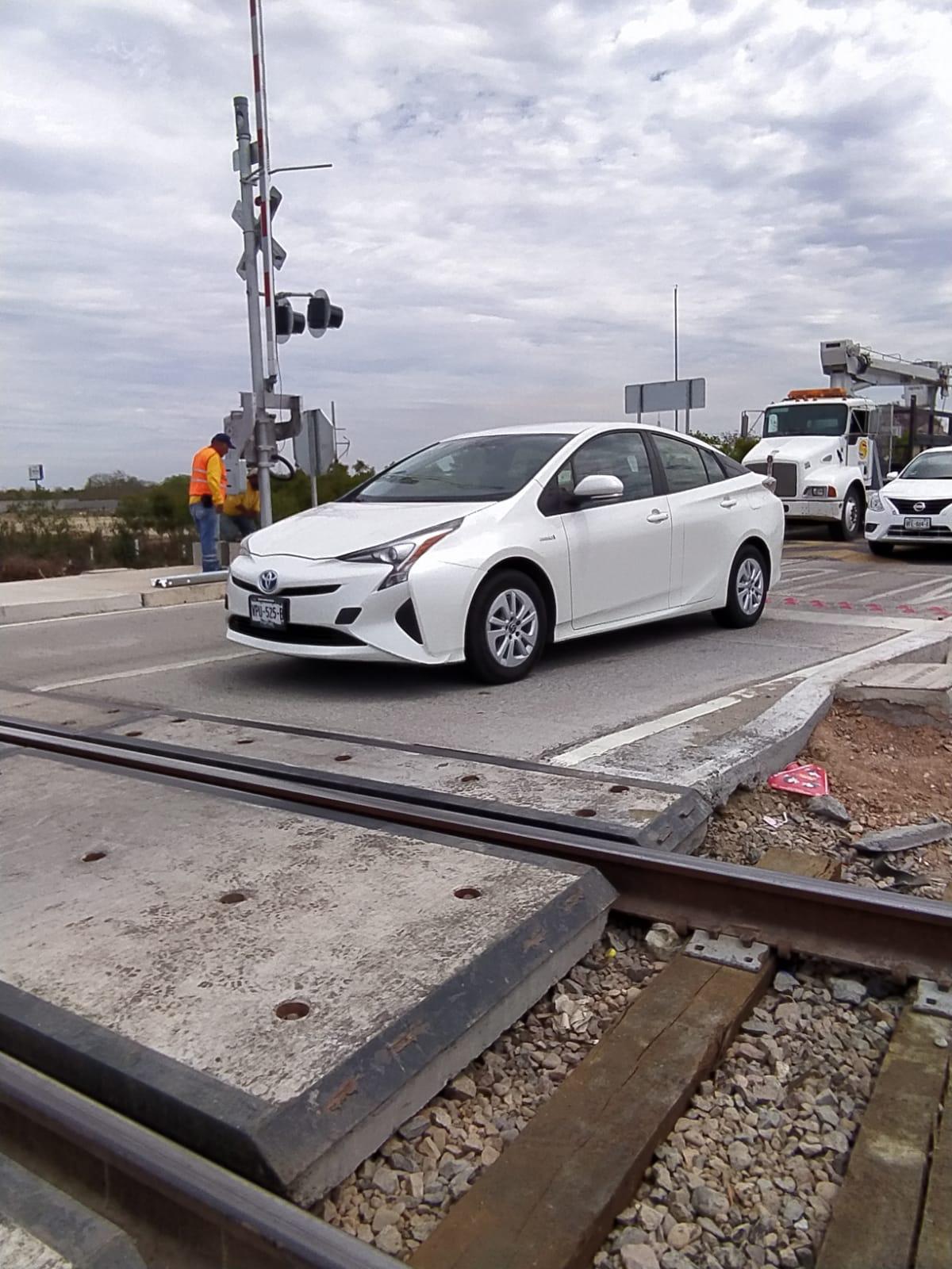 $!En Mazatlán, instalan plumas metálicas en cruce ferroviario de Avenida Atlántico