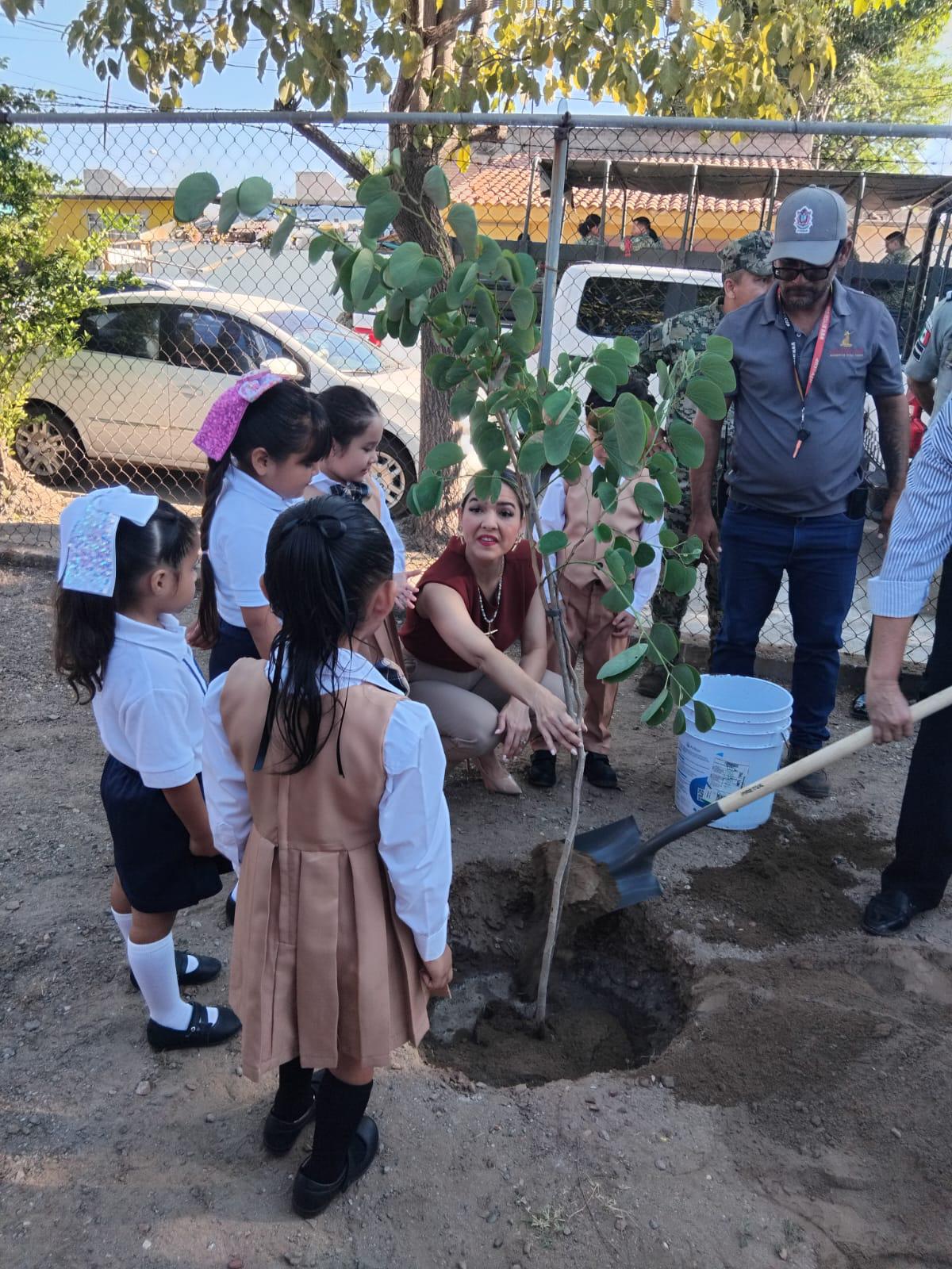 $!Inauguran subestación eléctrica en Jardín de Niños en el Fraccionamiento Santa Fe