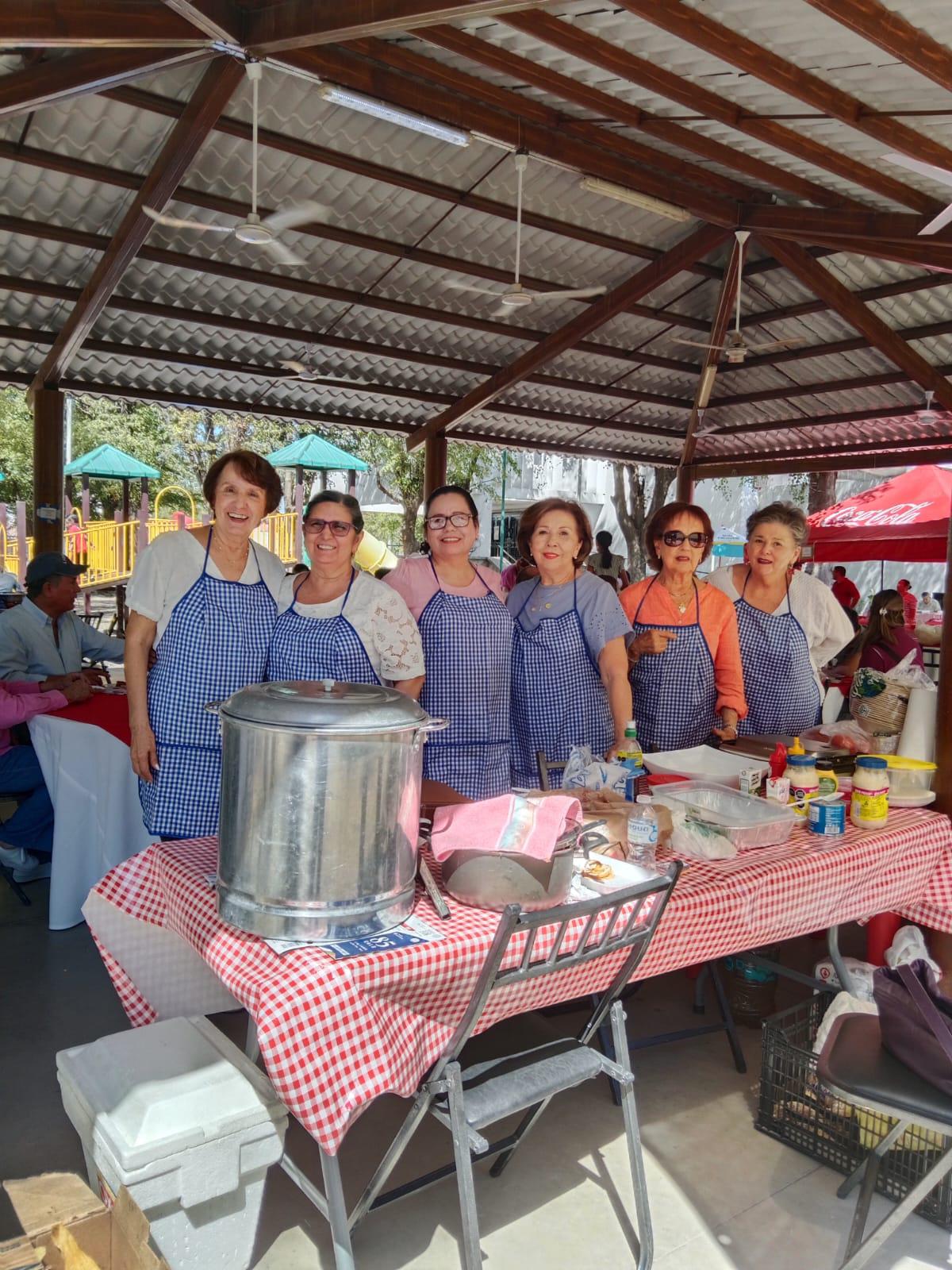 $!Conviven en kermés para ayudar al Templo de la Sagrada Familia