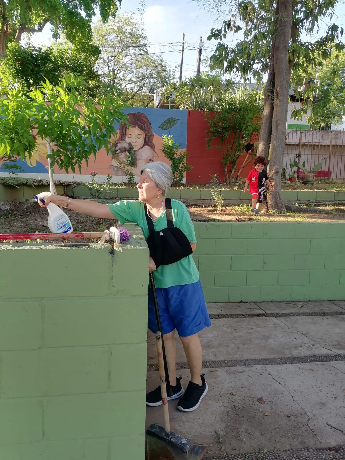 $!Vecinas de Cañadas, en Culiacán, defienden y cuidan el parque de la colonia