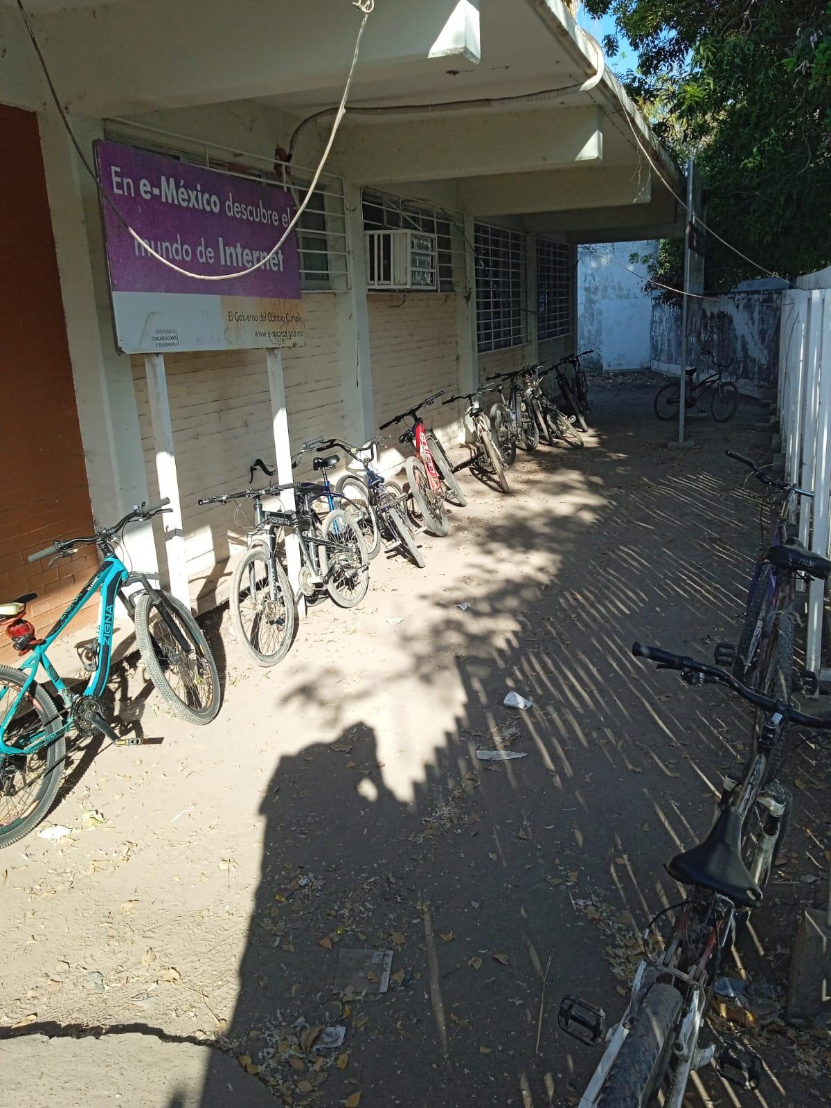 $!Estudiantes de secundaria en Escuinapa cumplen y retoman bicicletas para traslados