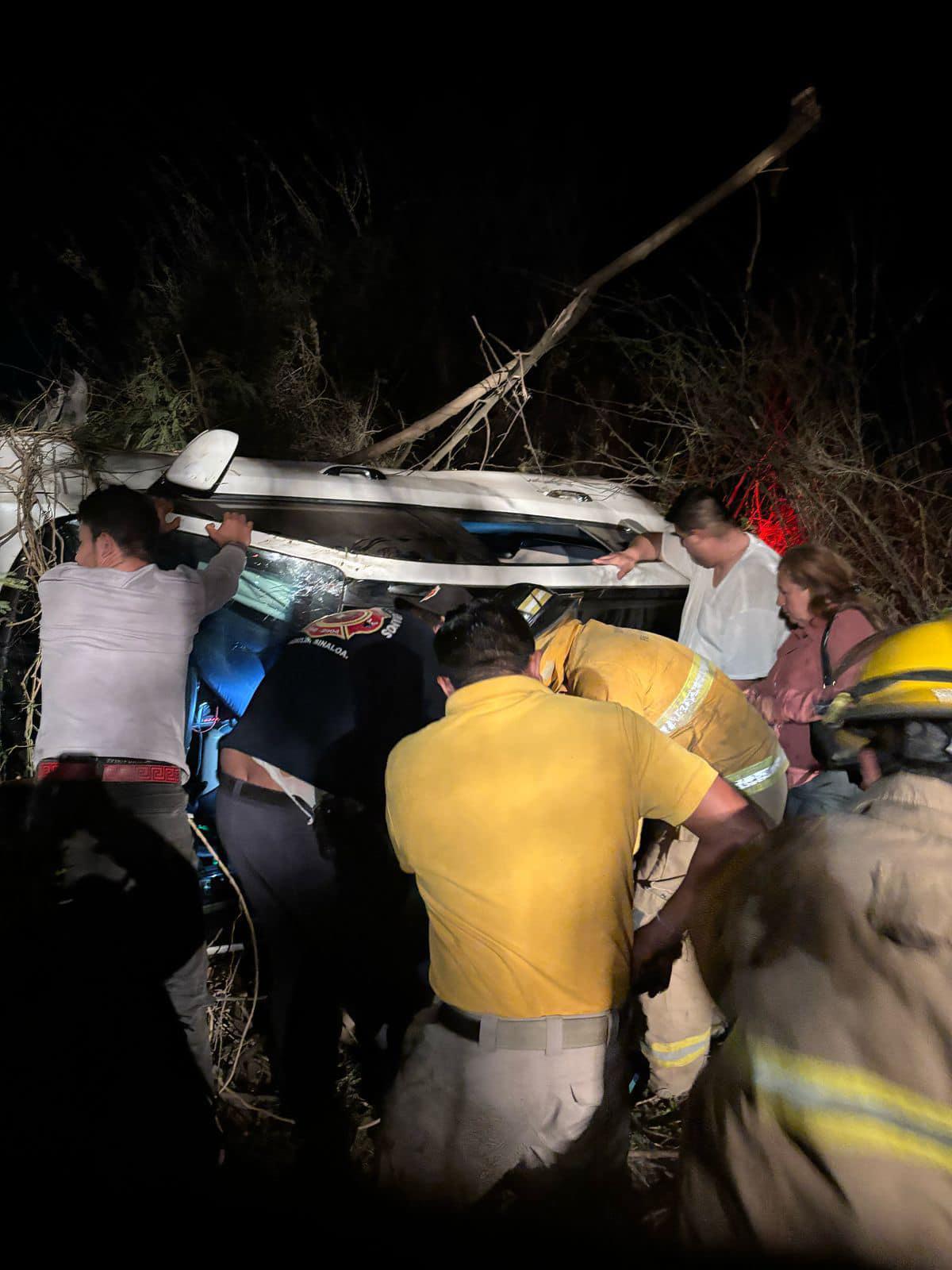 $!En Mazatlán, volcadura de camioneta en la Internacional deja una niña sin vida