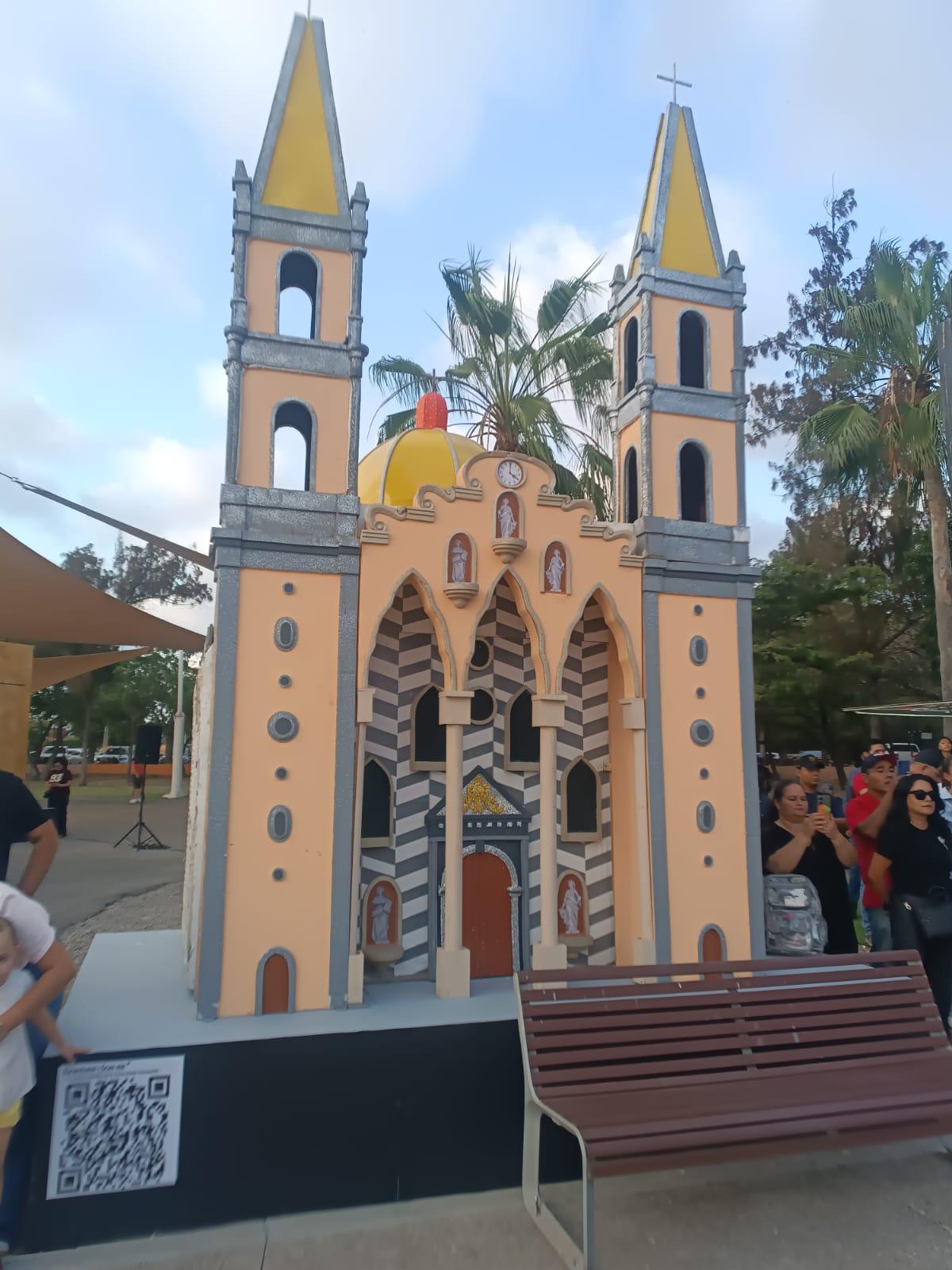 $!‘Recordando el Carnaval’ llena de color y tradición el Parque Central de Mazatlán