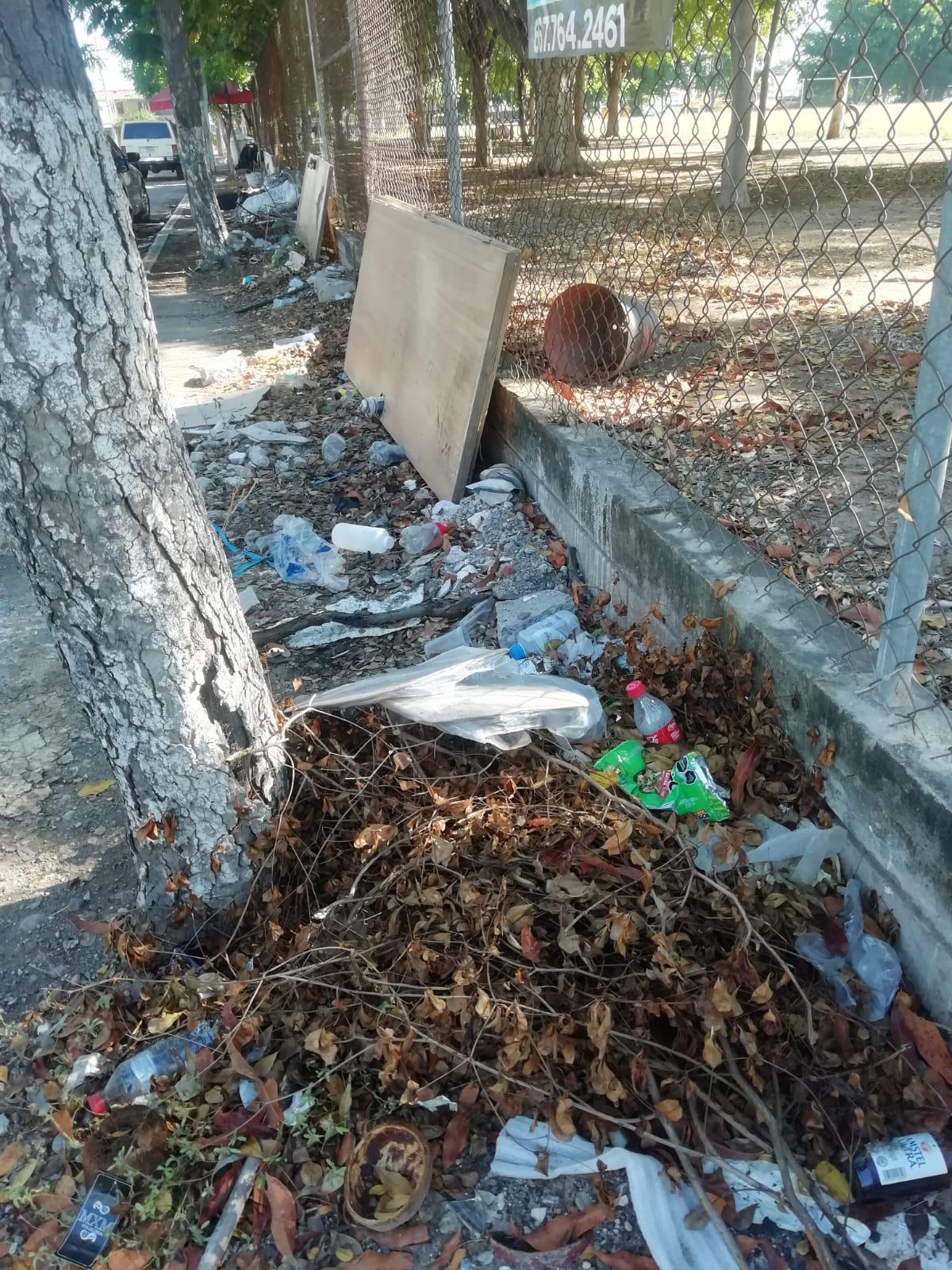 $!Denuncian cúmulos de basura a las afueras de la Unidad Deportiva del SNTE 53 en Culiacán