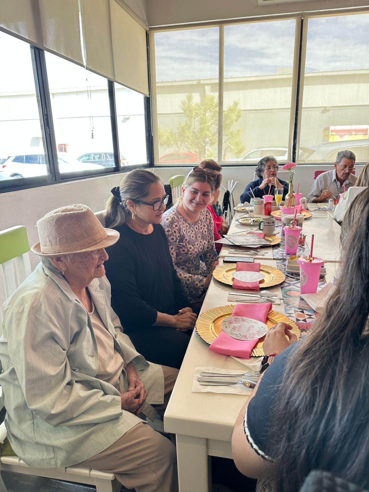 $!Rufina Uriarte de González, Gaby González Uriarte y su hija Gabita López González. Y las señoras Luz, Lidia y Silvia manifiestan sus buenos deseos a la cumpleañera.
