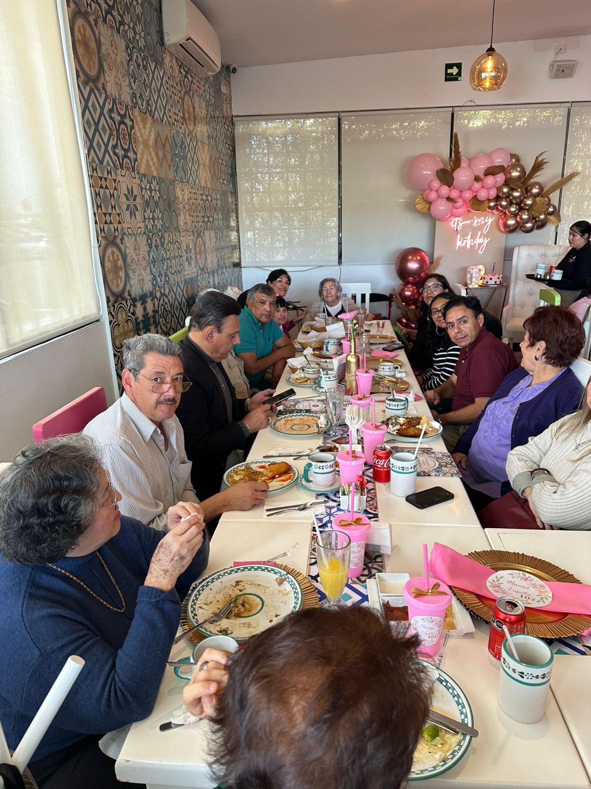 $!Teresita Aguilar, Lupita y José Andrés Sombra, Adrián Aguilar, Guillermo Ramírez Beltrán, Jesús Jiménez Rice, Karla Sombra, Andy Vázquez , Isaac Vázquez, Chuyita López y Larissa Iturralde López celebran a mamá Lupita.