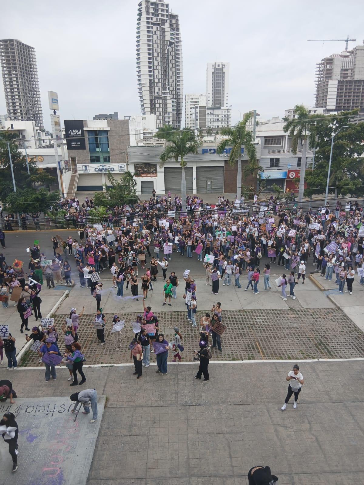 $!Marchan en Mazatlán por el 8M y terminan pintando edificios