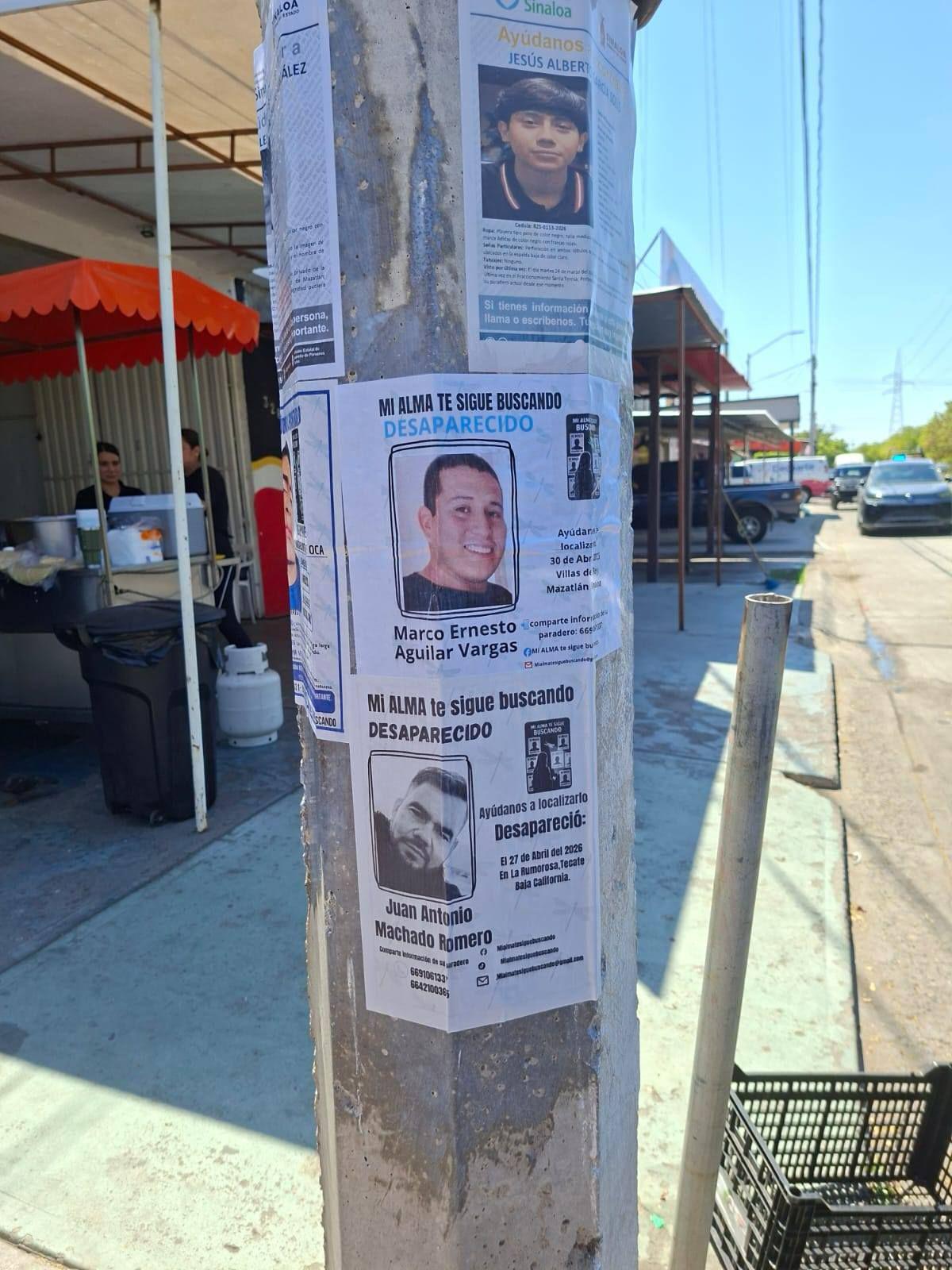 $!Madres buscadoras pegan en calles de Mazatlán fichas de búsqueda de sus desaparecidos