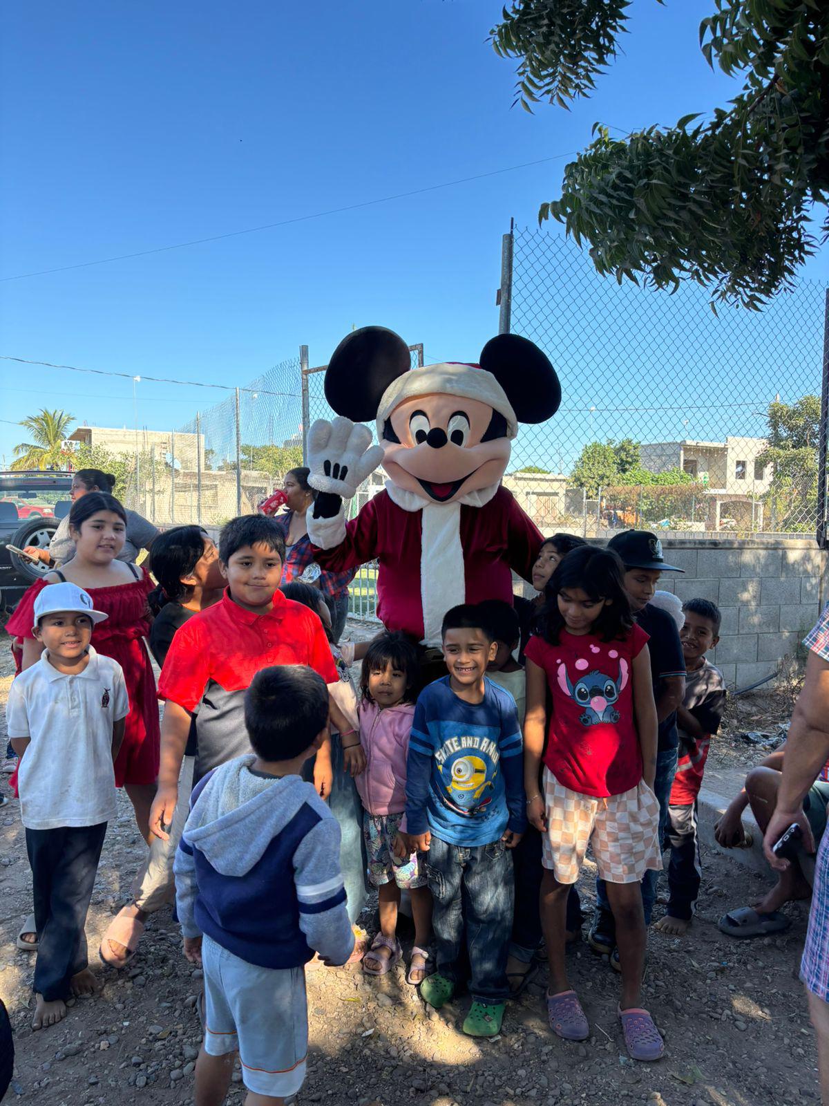 $!Alumnos de CESUR realizan entrega de juguetes a niños de colonia de El Rosario
