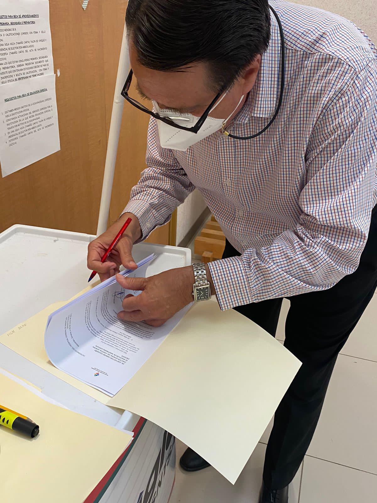 $!Héctor Carrión Tizcareño al momento de firmar la entrega.