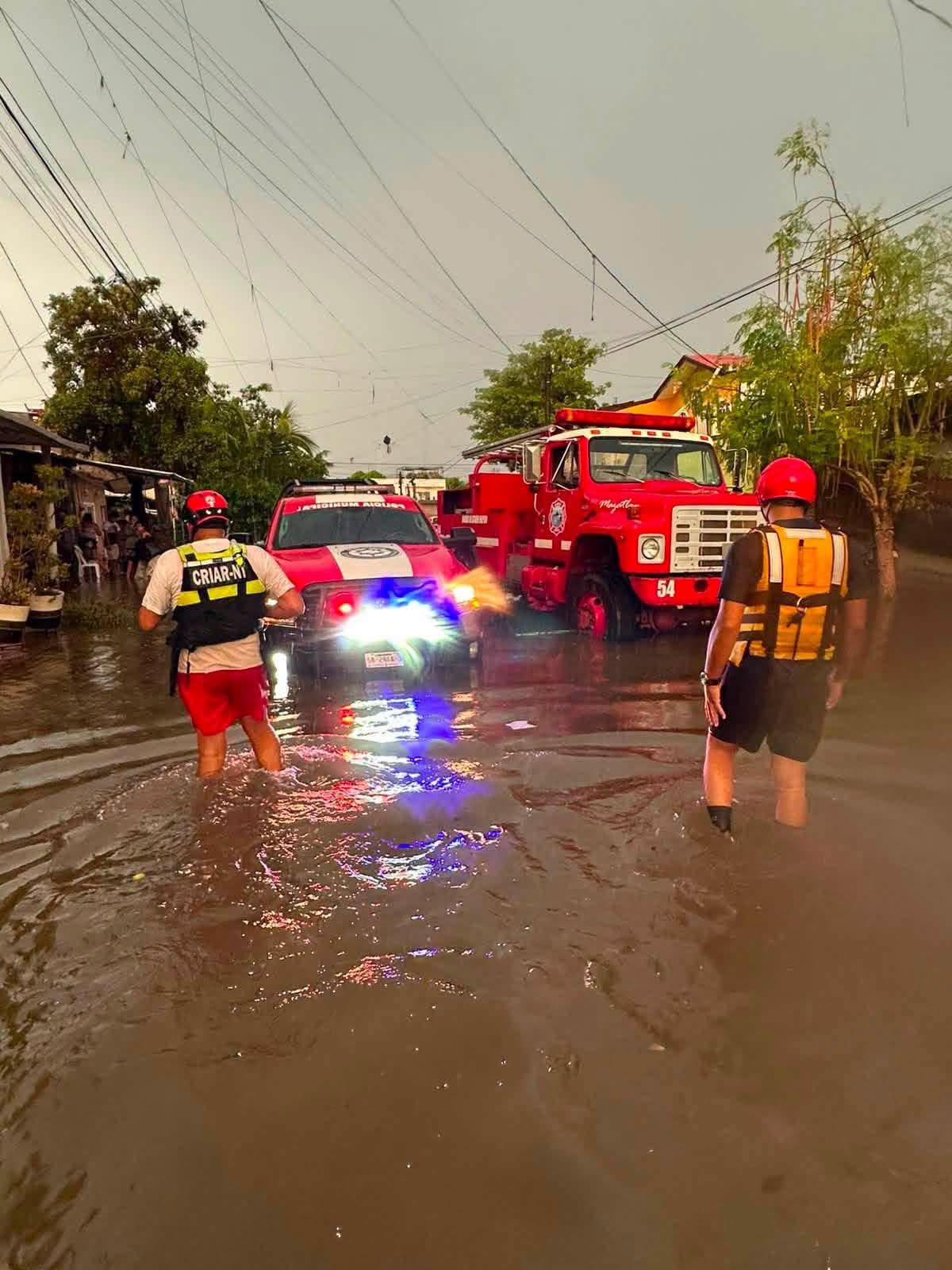$!Rescatan y auxilian a familias tras fuertes lluvias en Mazatlán