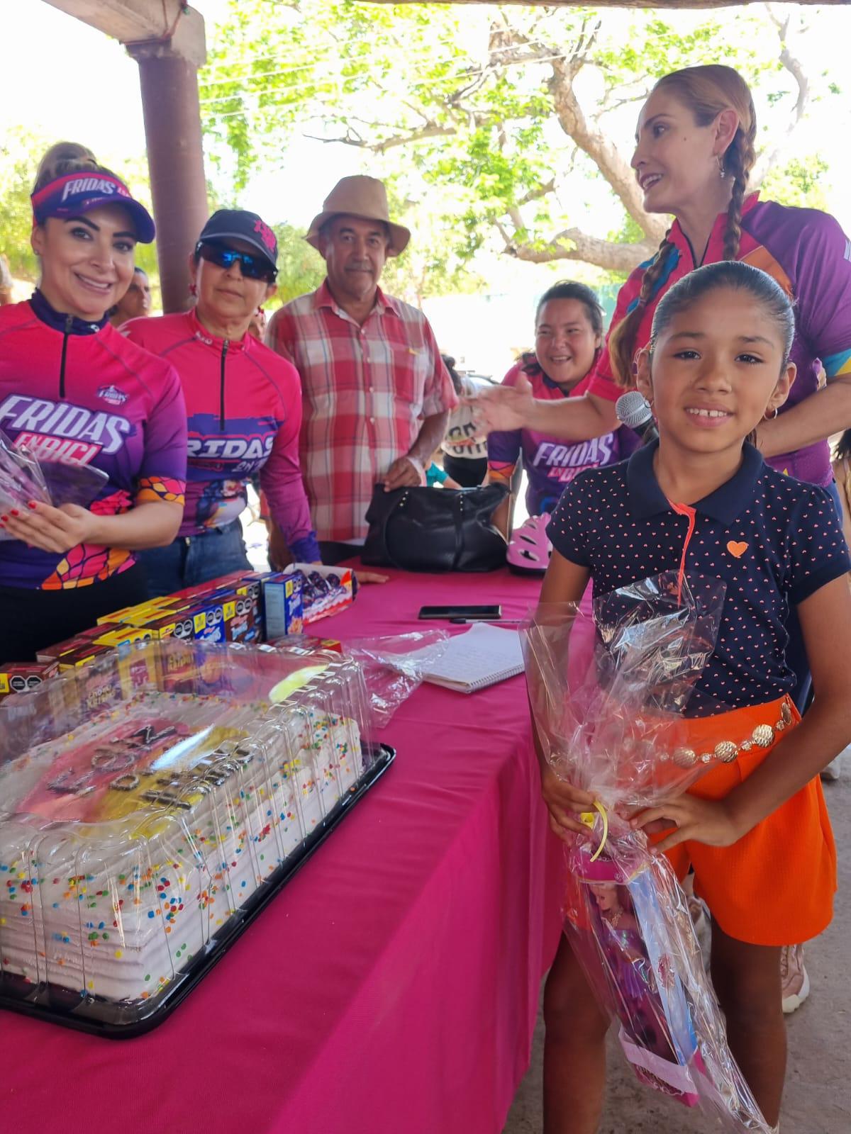 $!Fridas en Bici Sinaloa hace felices a las niñas y niños de El Armadillo, en Mazatlán
