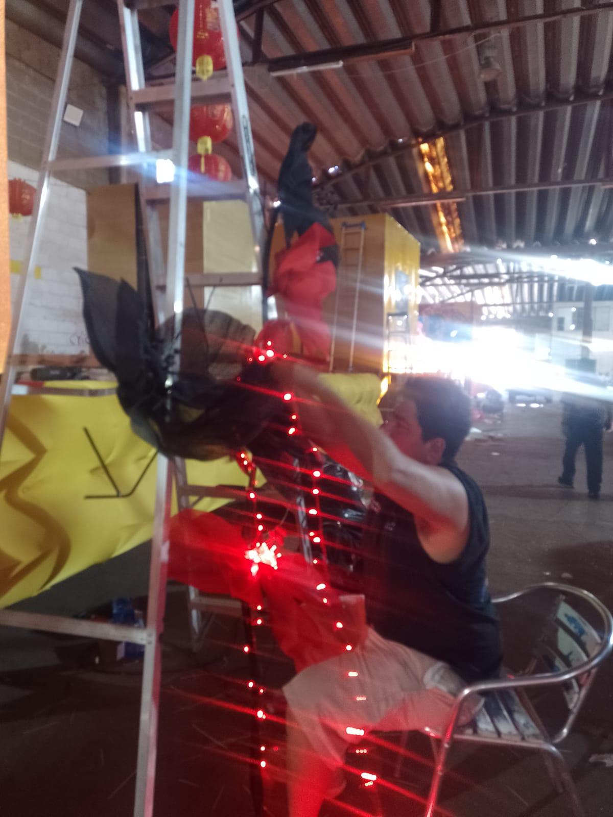 $!Carros luminosos están listos para brillar durante el desfile del Carnaval de Mazatlán